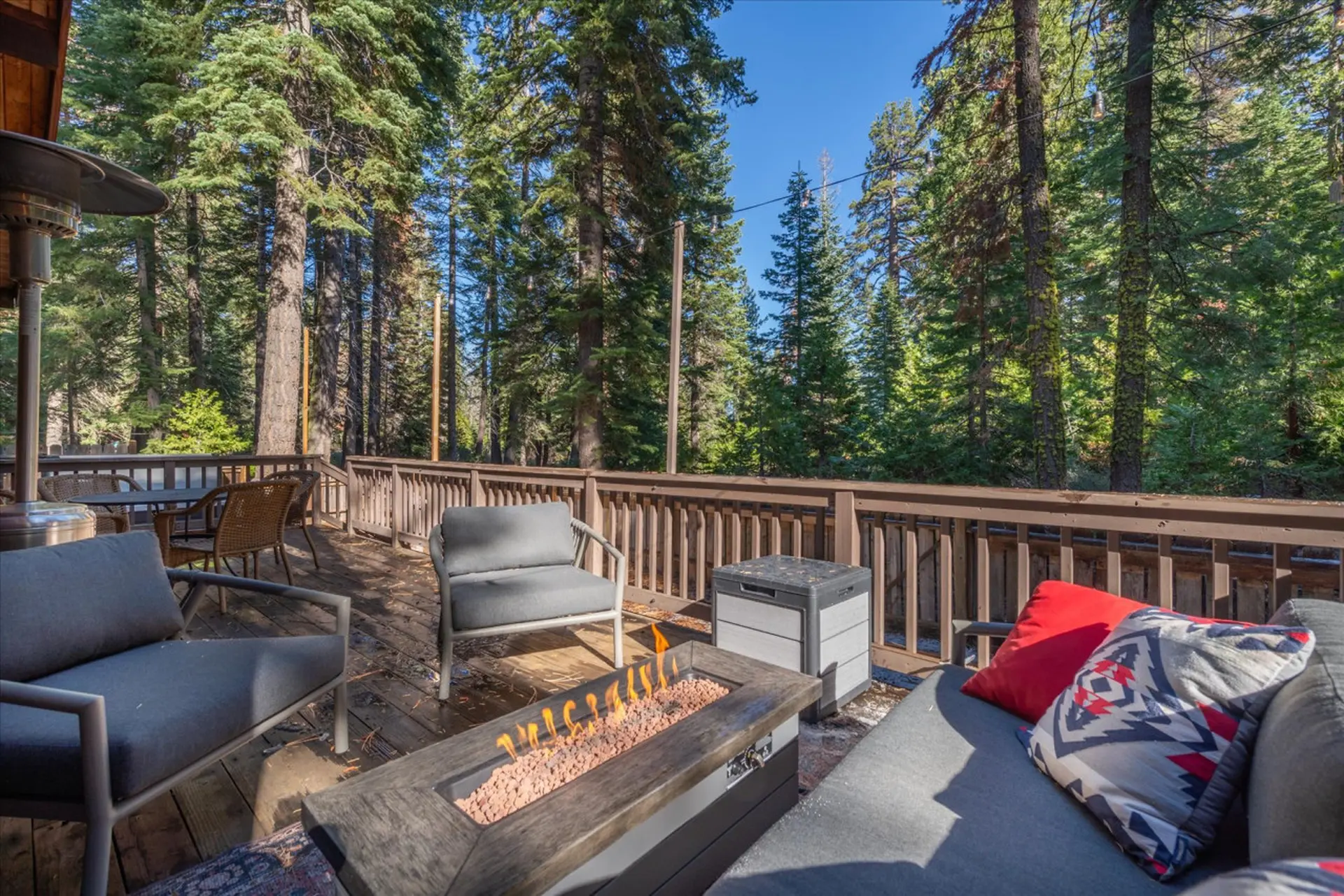 Gorgeous Cozy Cabin Hot Tub Walk to Lake Dog Yard