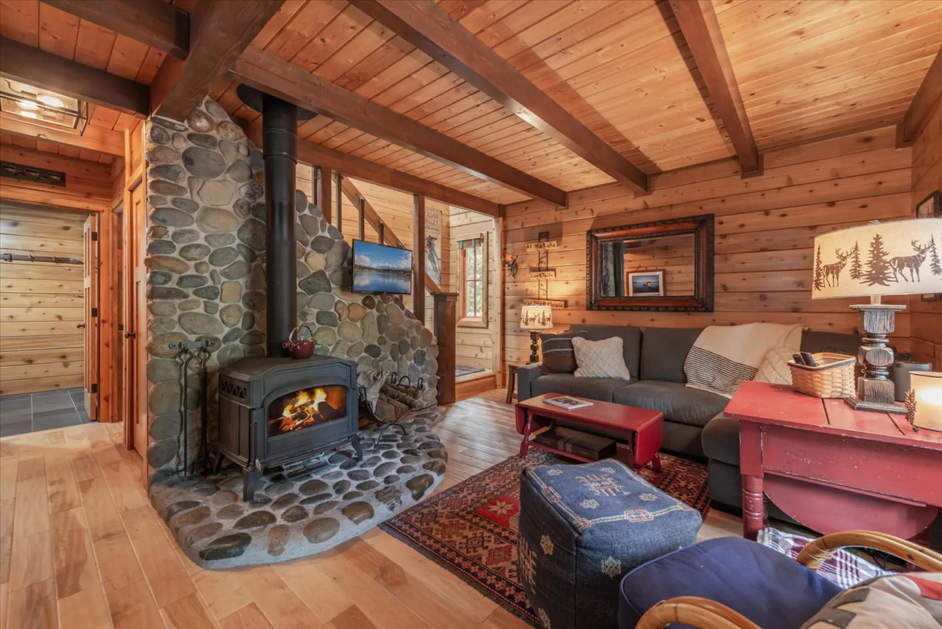 Gorgeous Cozy Cabin Hot Tub Walk to Lake Dog Yard