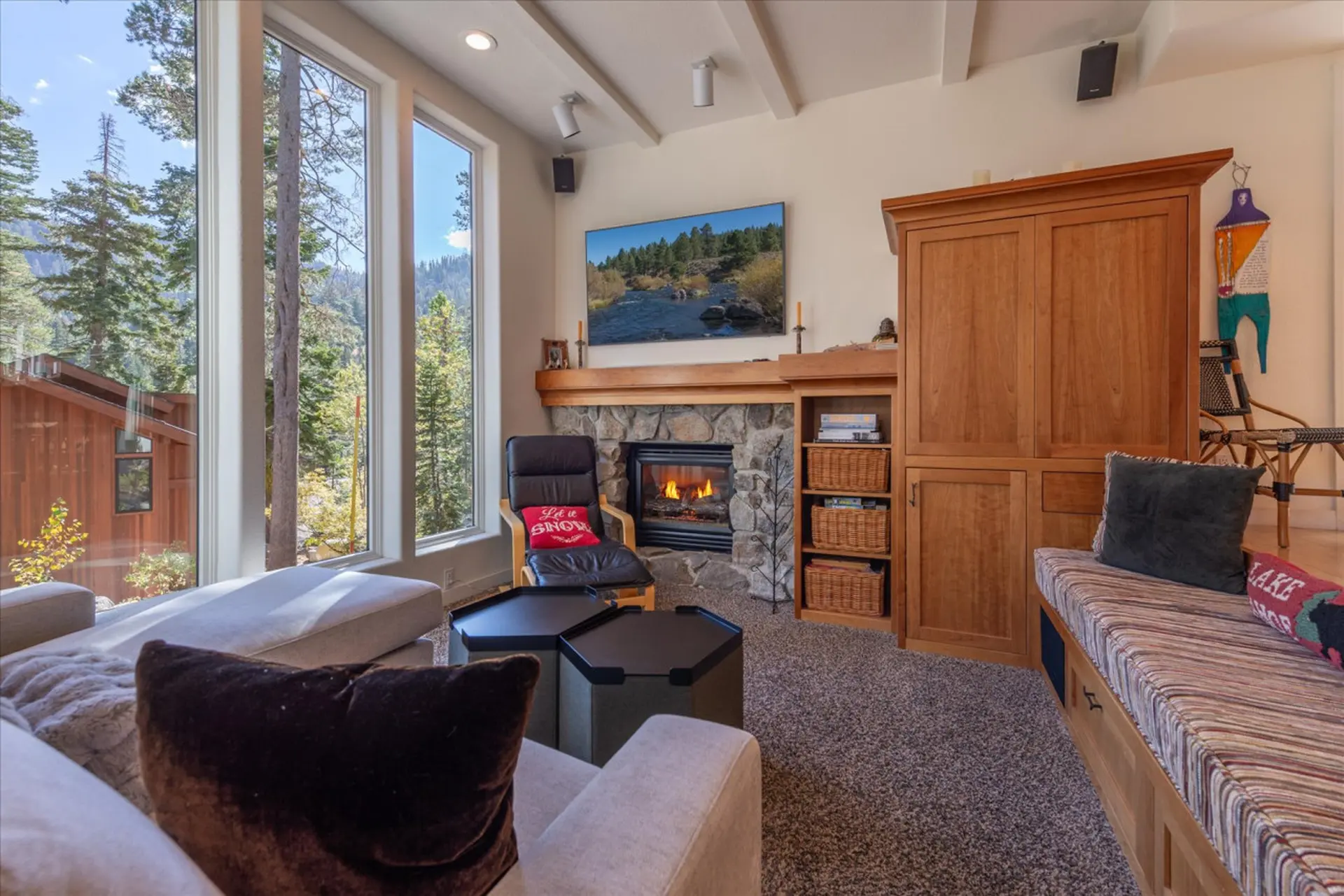 Cozy & Clean Cabin Close for 8 to Hiking Lake