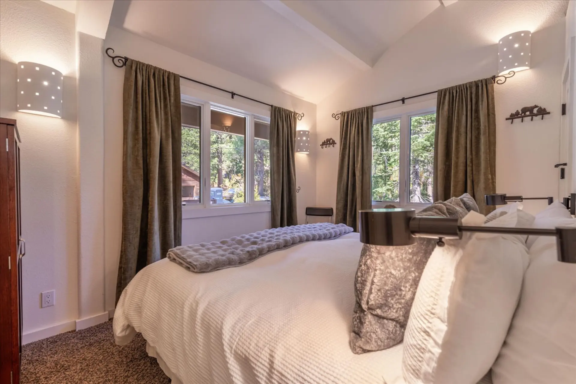 Cozy & Clean Cabin Close for 8 to Hiking Lake