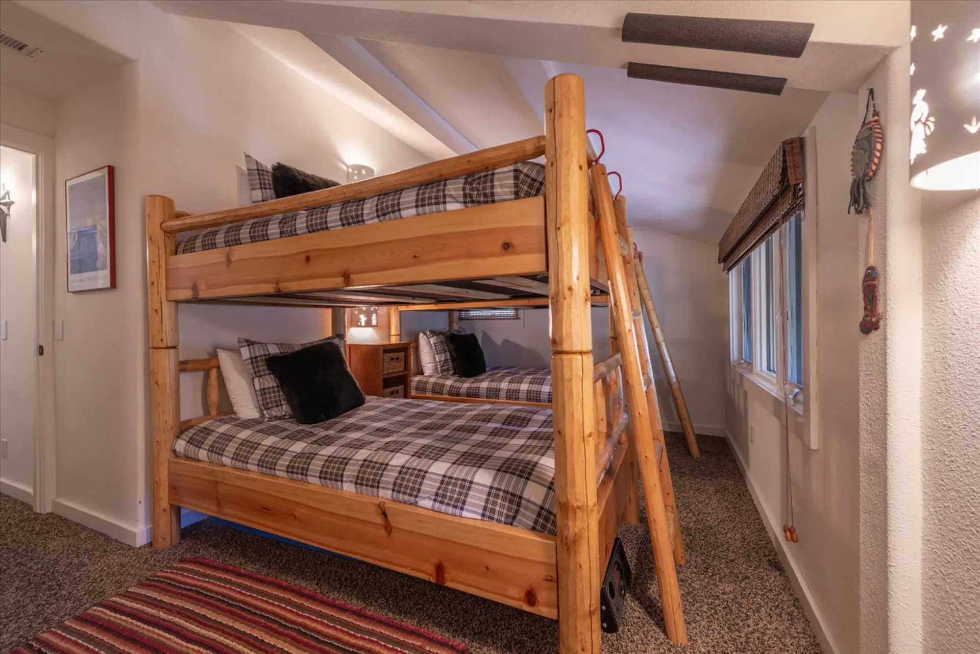 Cozy & Clean Cabin Close for 8 to Hiking Lake
