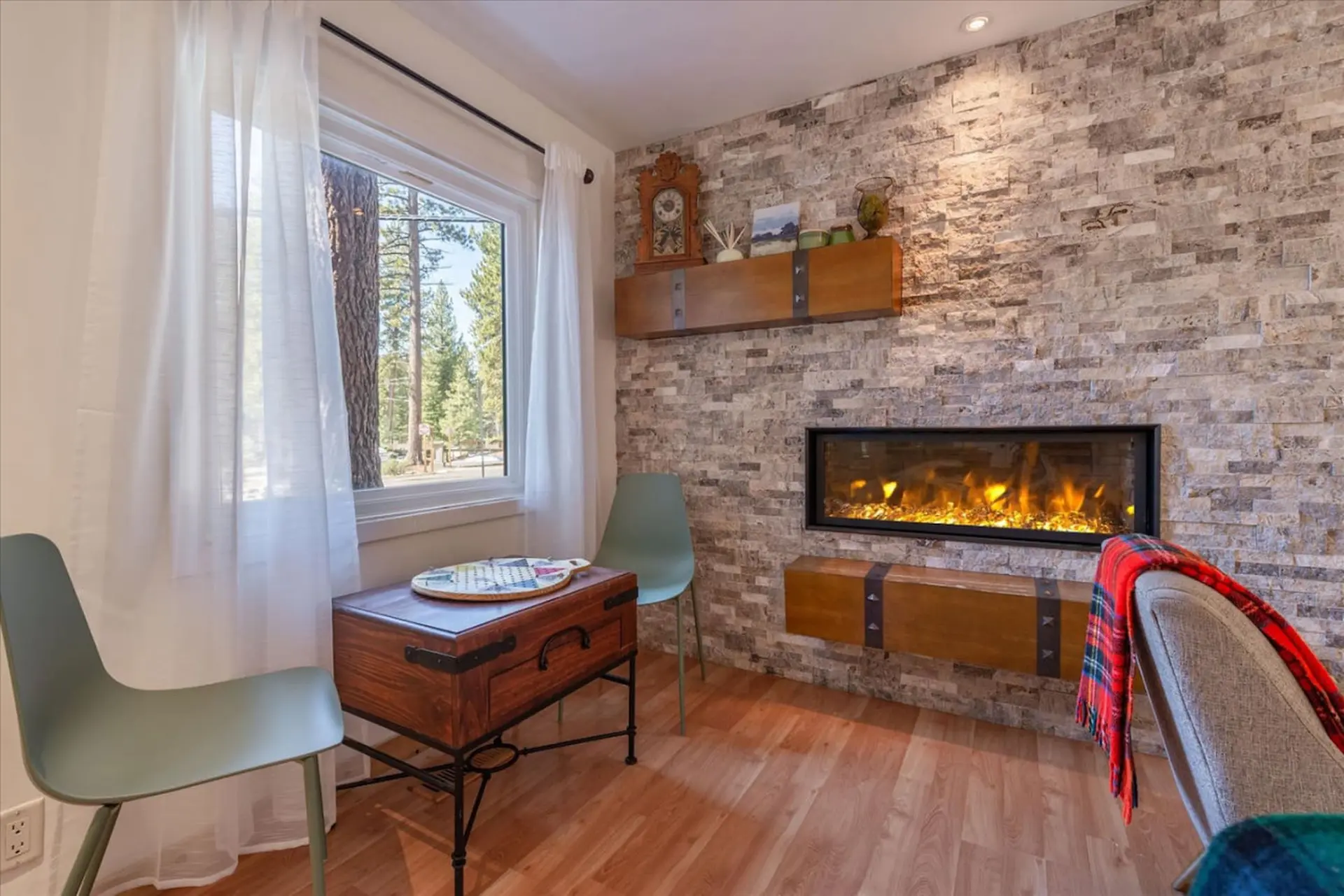 Cozy Cabin 5 Min Walk to Lake Hot-Tub A+ Location