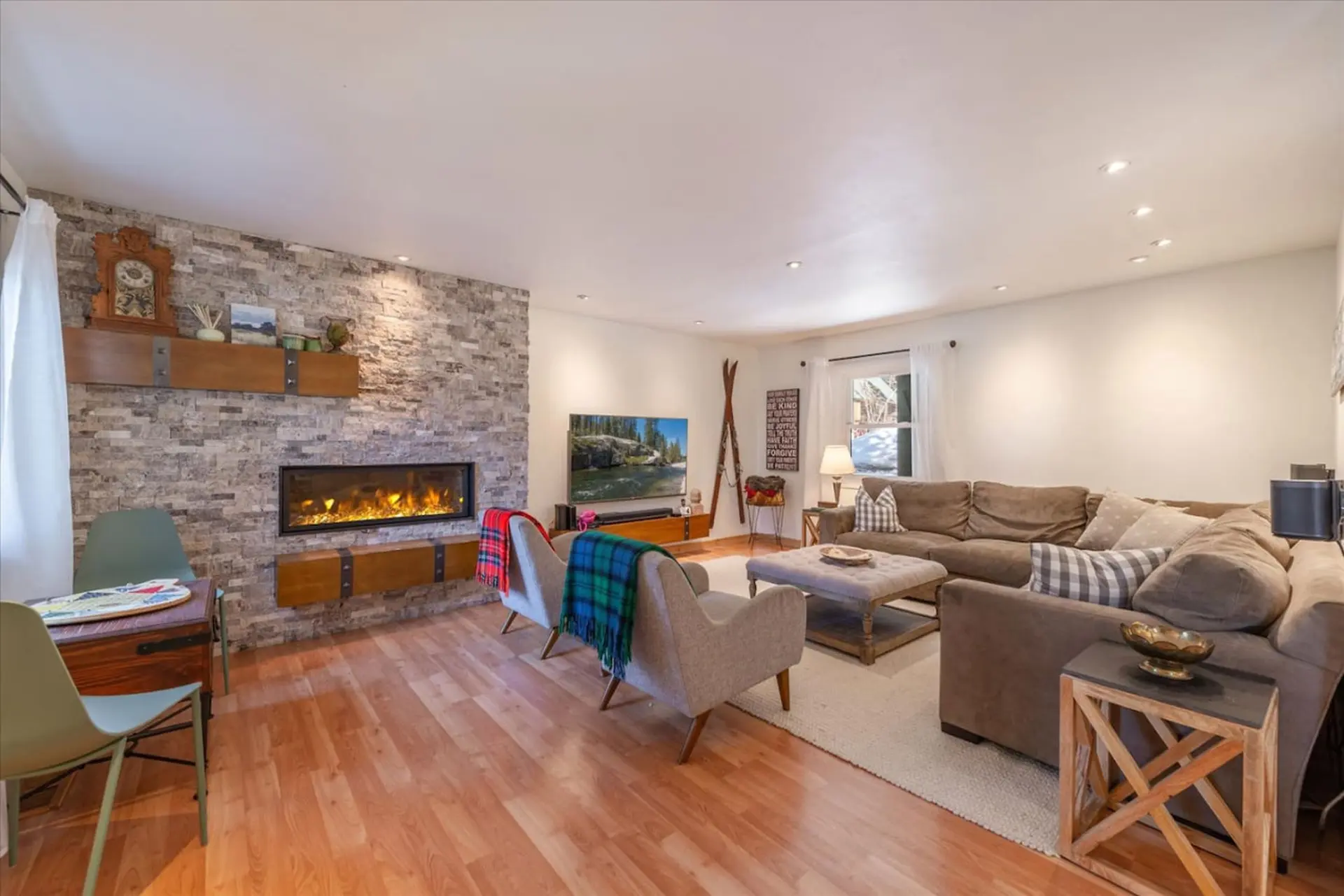 Cozy Cabin 5 Min Walk to Lake Hot-Tub A+ Location
