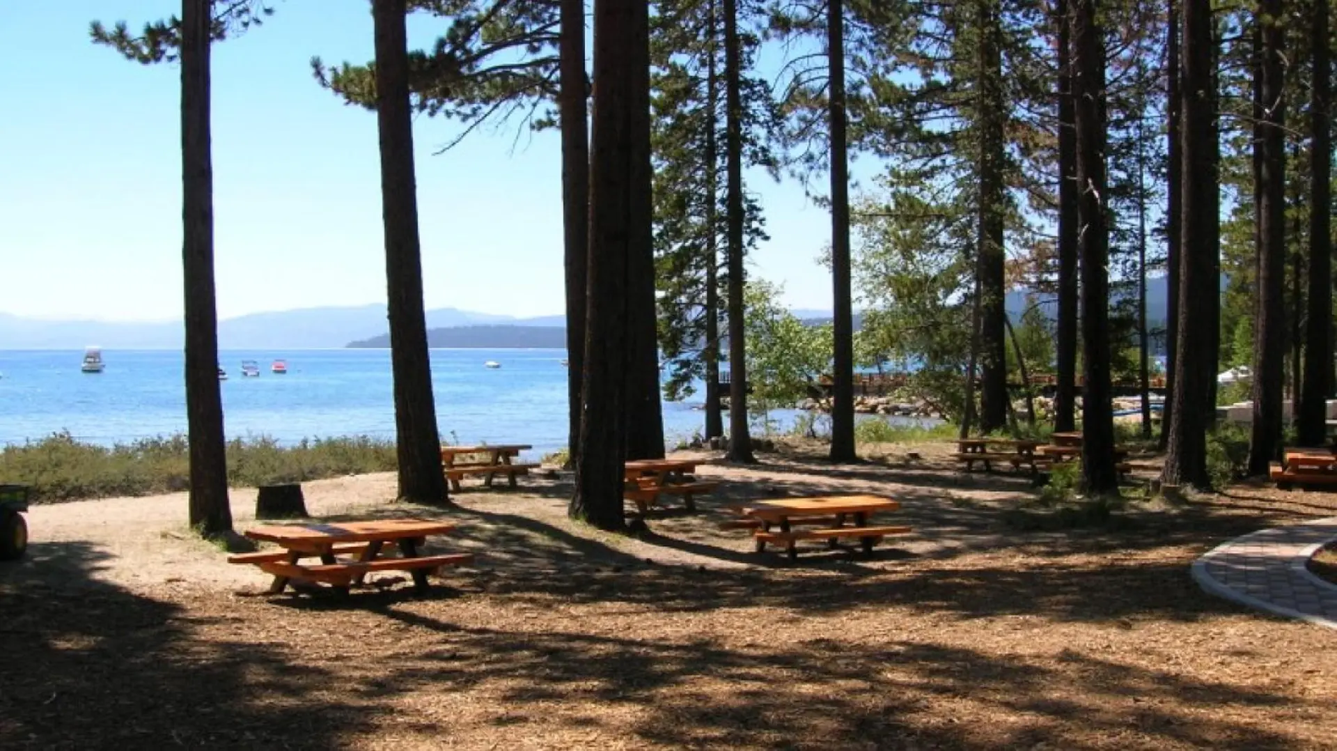 Cozy Cabin 5 Min Walk to Lake Hot-Tub A+ Location