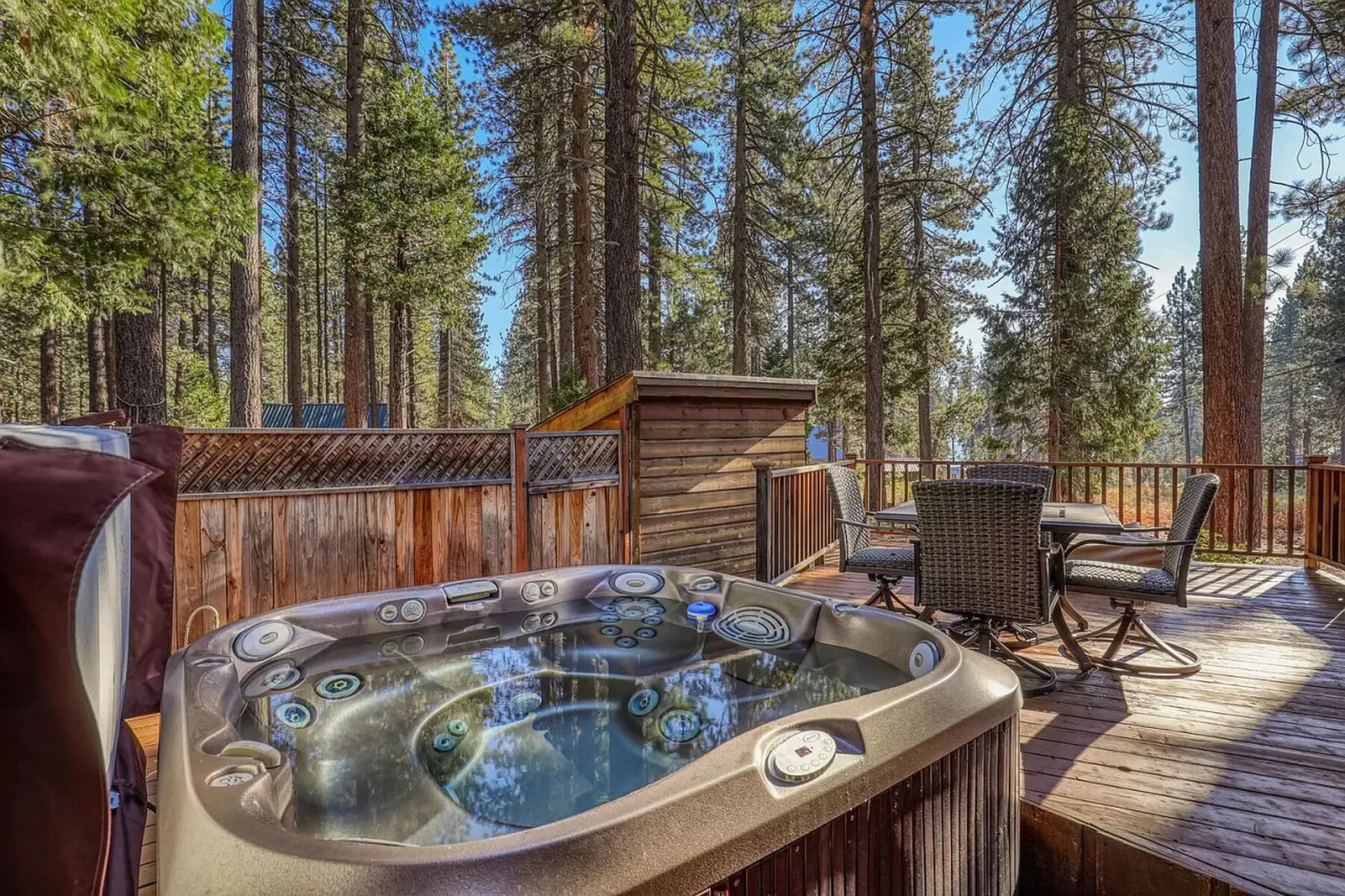 Cozy Cabin 5 Min Walk to Lake Hot-Tub A+ Location