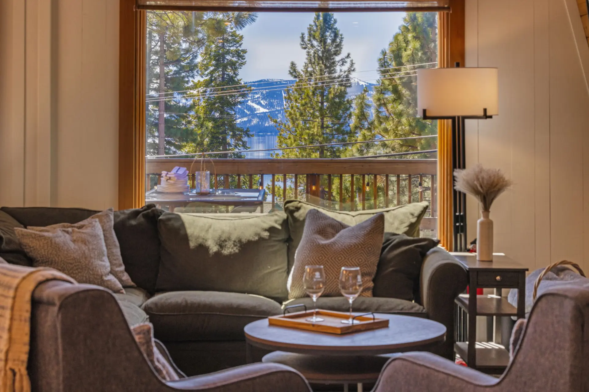 Spacious 5 BDR Lakeview Hot-Tub A+ Amenities