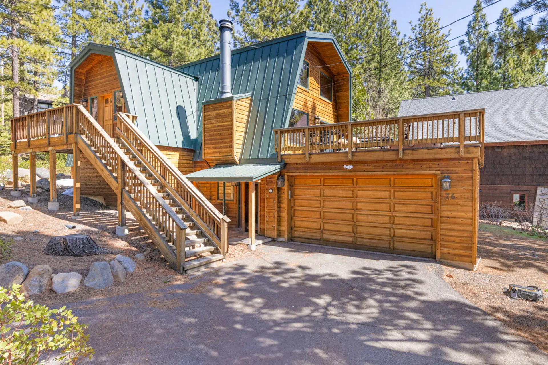 Spacious 5 BDR Lakeview Hot-Tub A+ Amenities