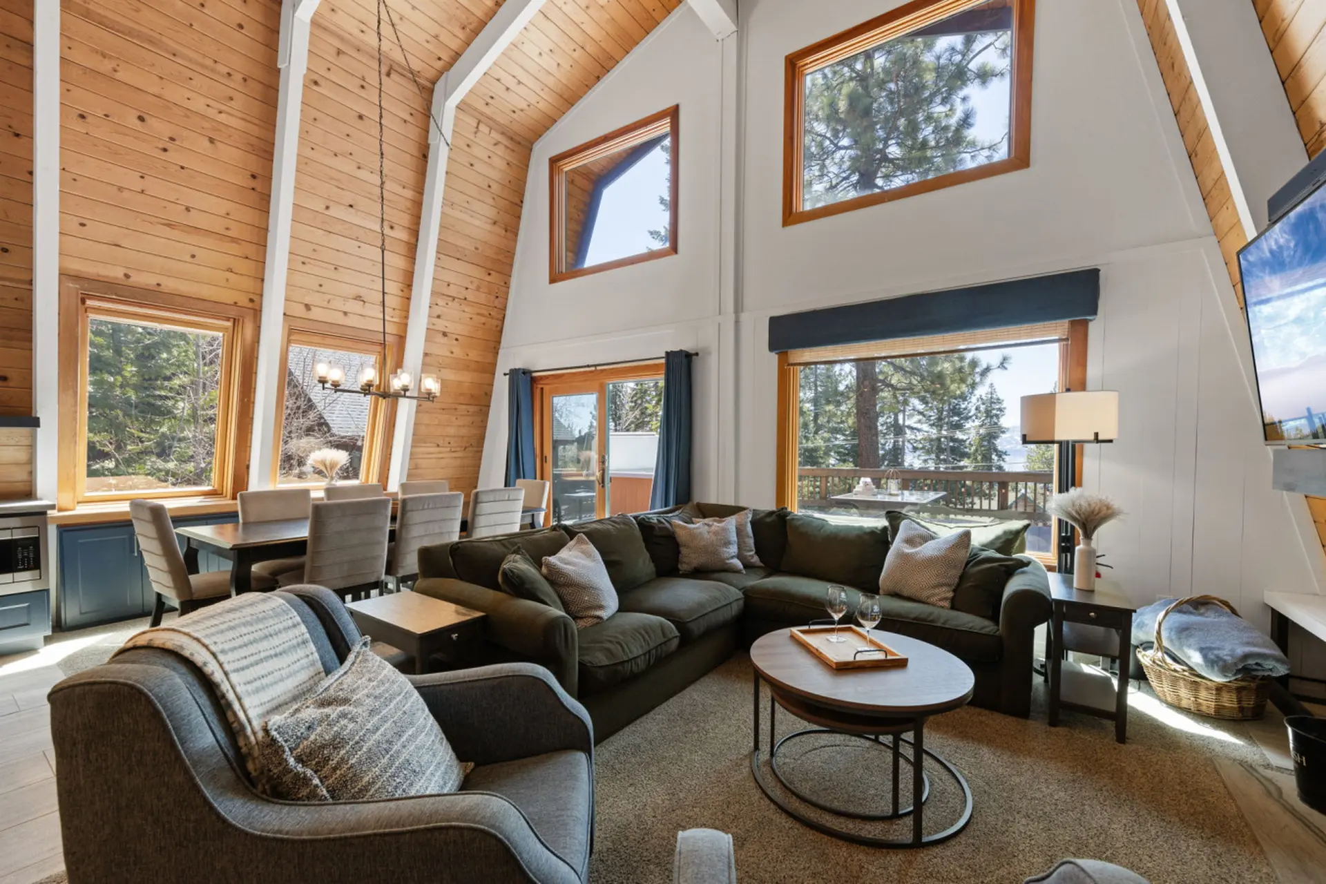 Spacious 5 BDR Lakeview Hot-Tub A+ Amenities