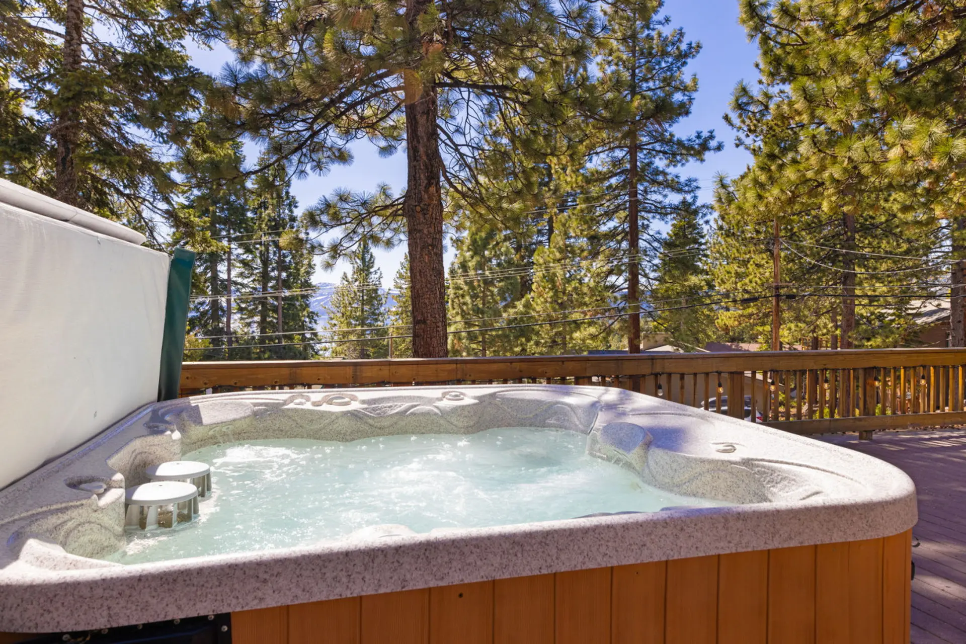 Spacious 5 BDR Lakeview Hot-Tub A+ Amenities