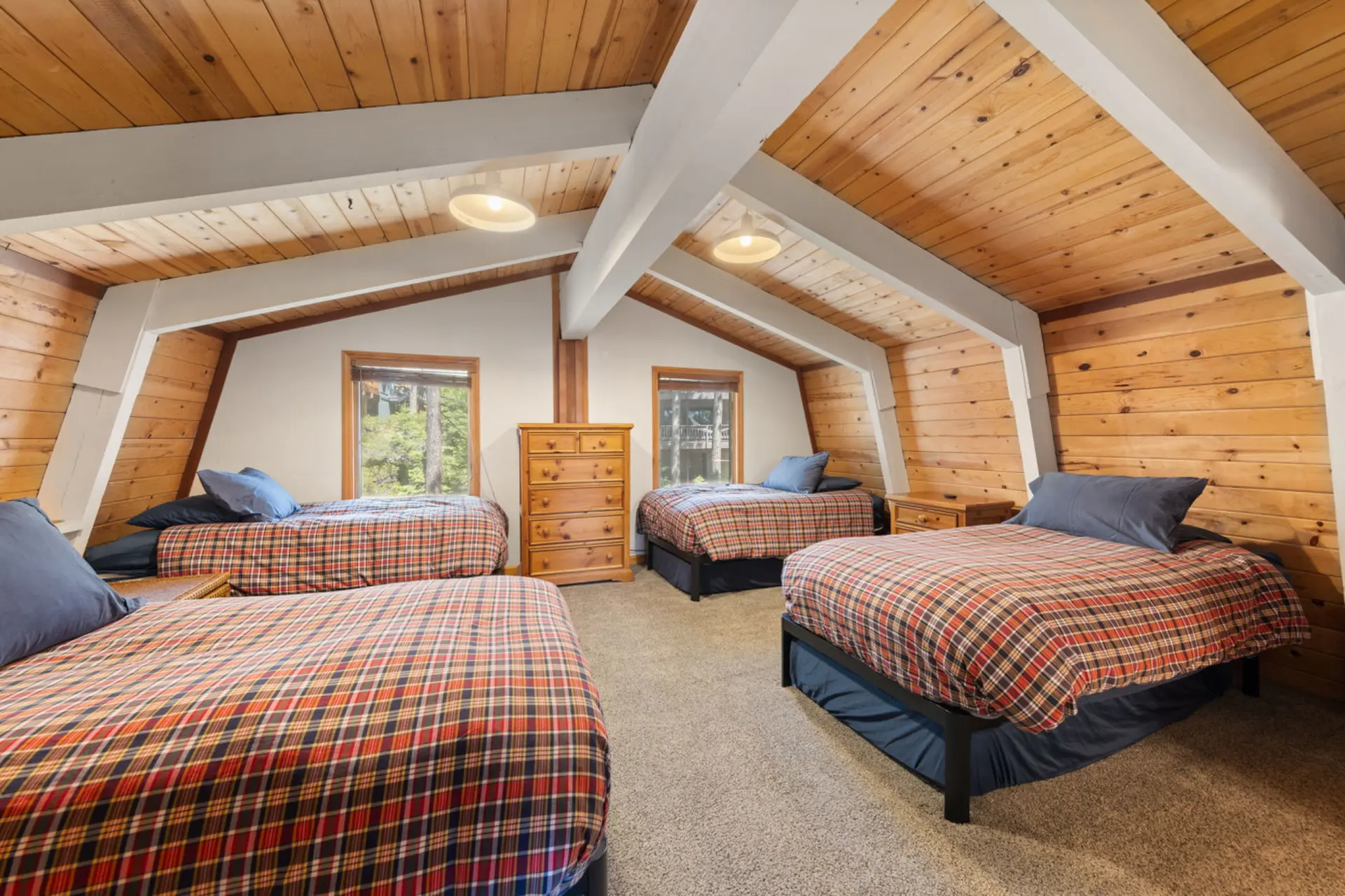 Spacious 5 BDR Lakeview Hot-Tub A+ Amenities