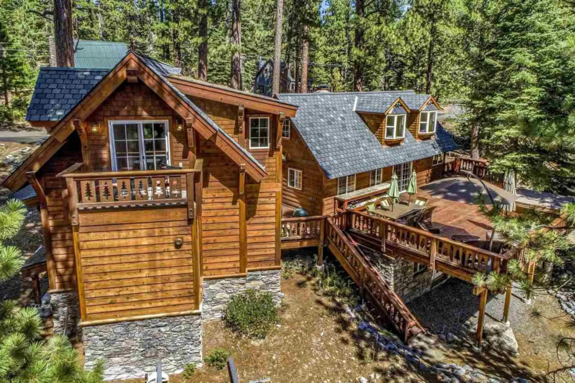 Spacious Cabin Huge Deck Hot-Tub Private Beach
