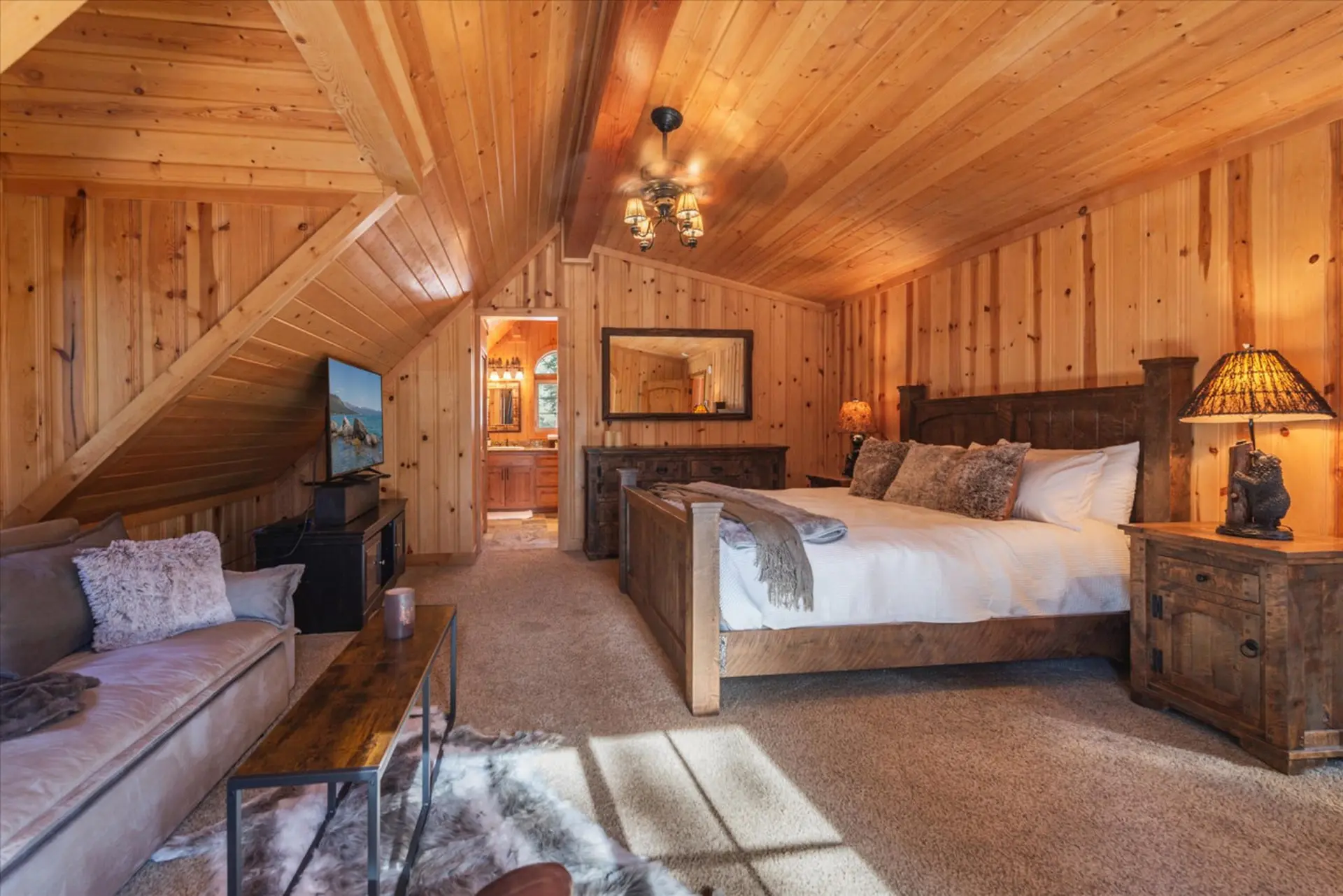 Spacious Cabin Huge Deck Hot-Tub Private Beach