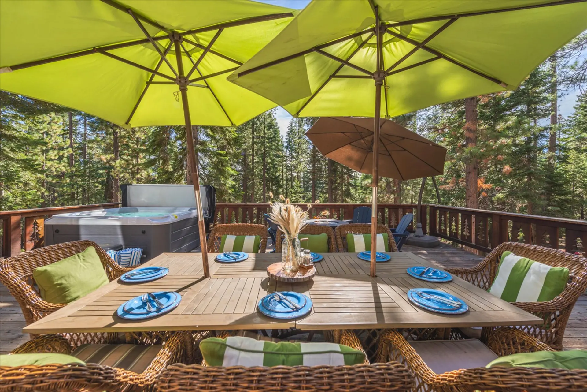 Spacious Cabin Huge Deck Hot-Tub Private Beach