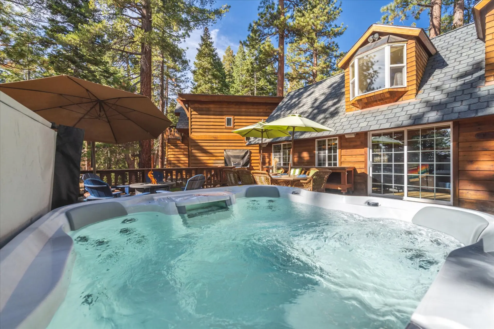 Spacious Cabin Huge Deck Hot-Tub Private Beach