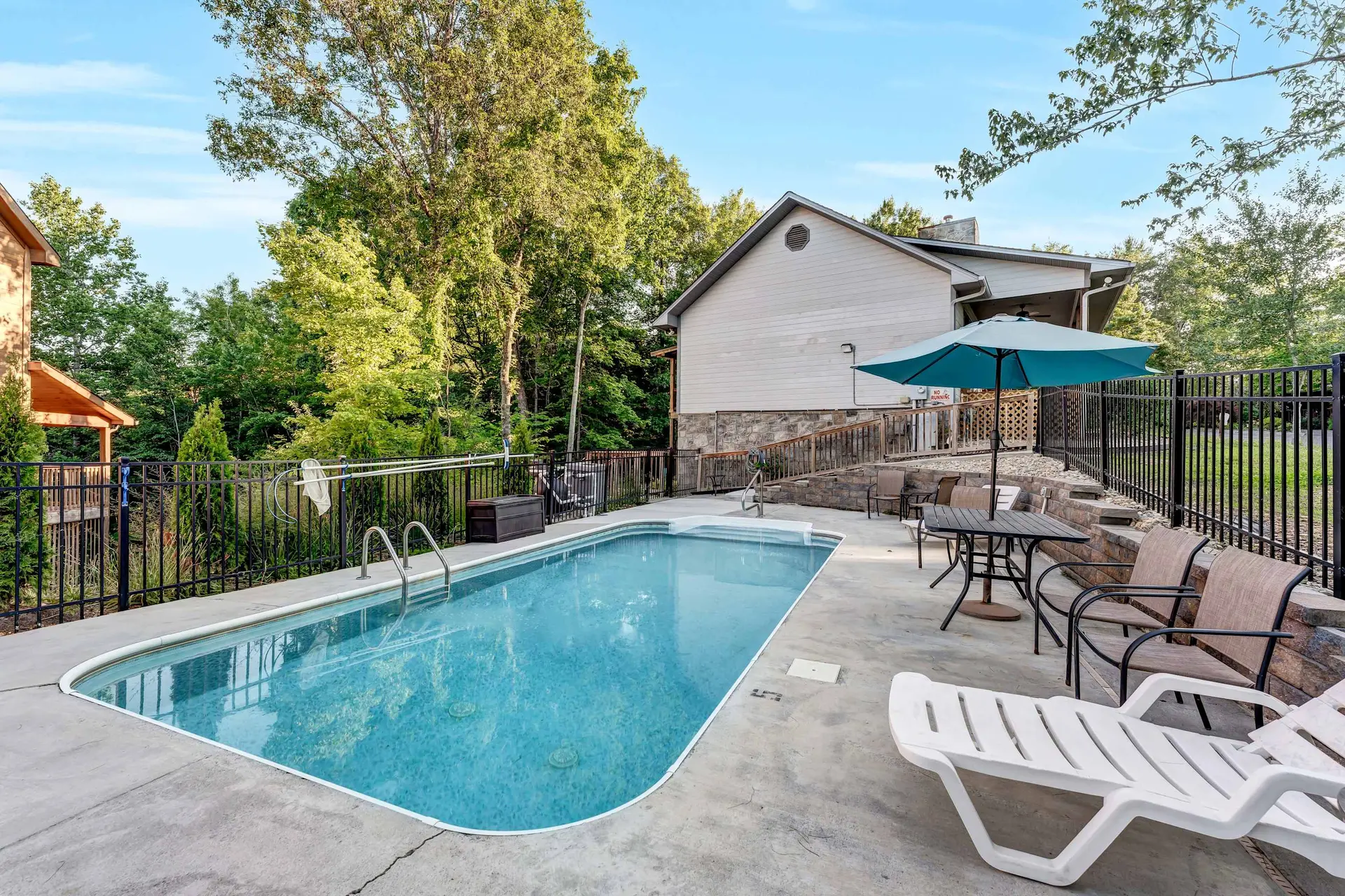Entertainment - Heated Outdoor Pool - Near Parkway