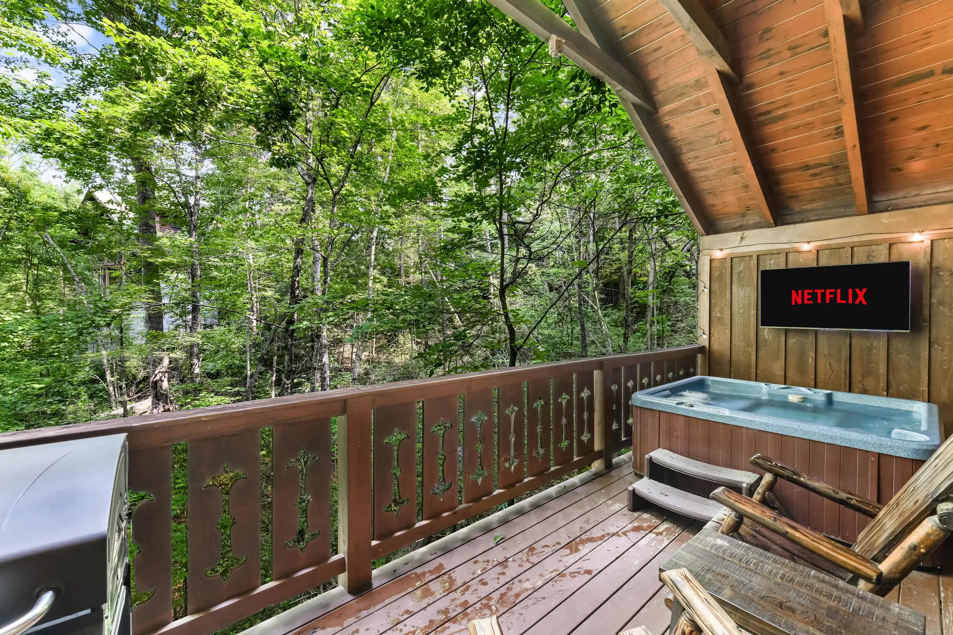 Cozy Gatlinburg Cabin | Hot Tub | Fire Table