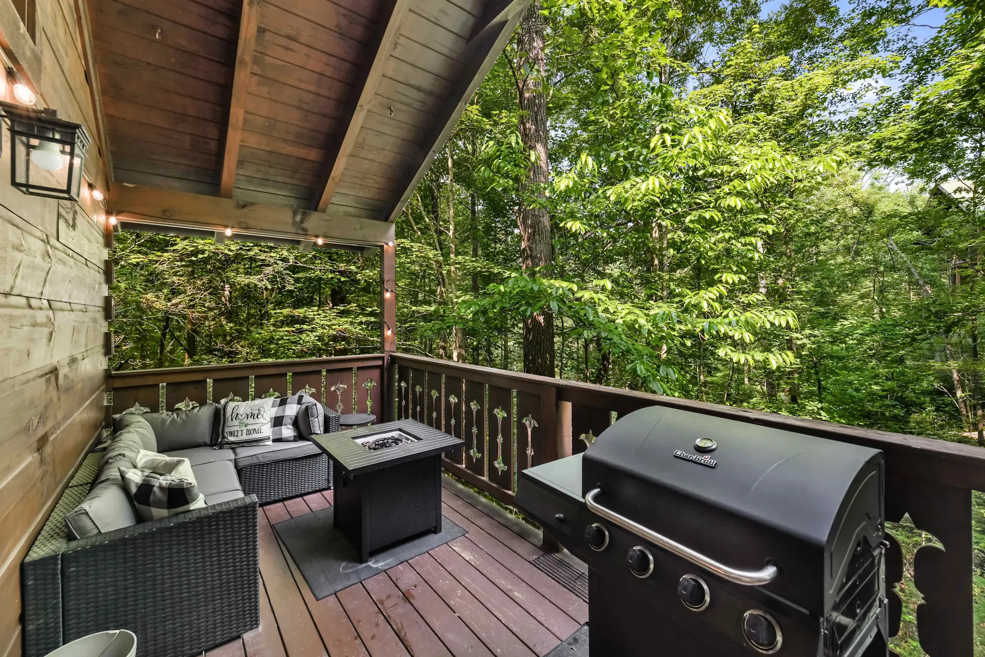 Cozy Gatlinburg Cabin | Hot Tub | Fire Table