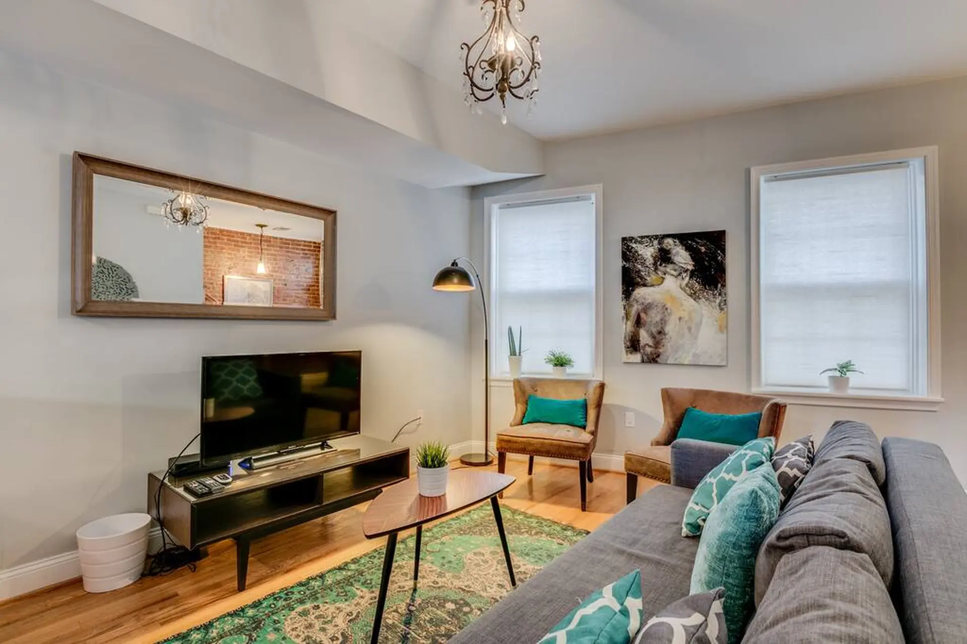 ☆ Perfectly Located 14th St TownHome ☆ Paid Parkng