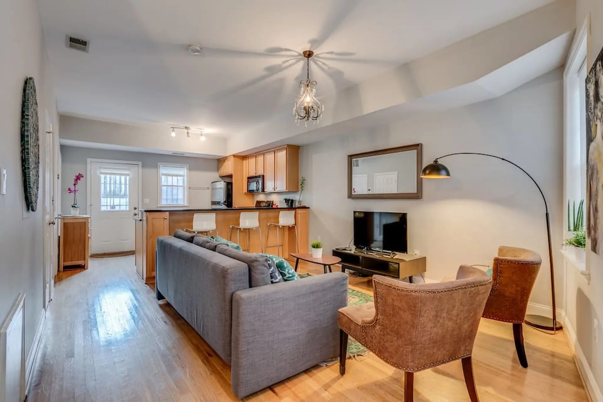 ☆ Perfectly Located 14th St TownHome ☆ Paid Parkng