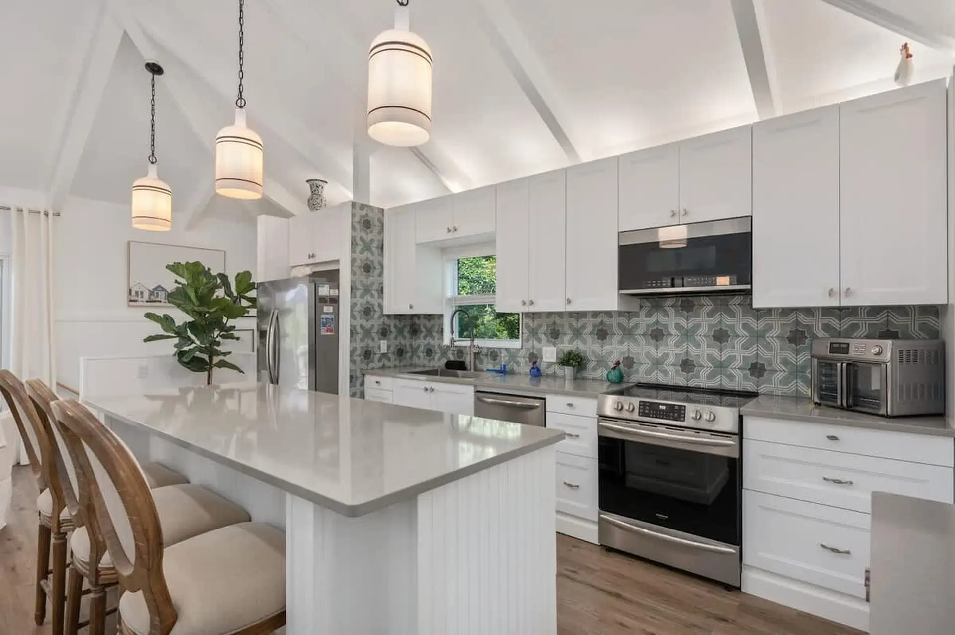 Dog Friendly, Hot Tub, Walk to Beach!
