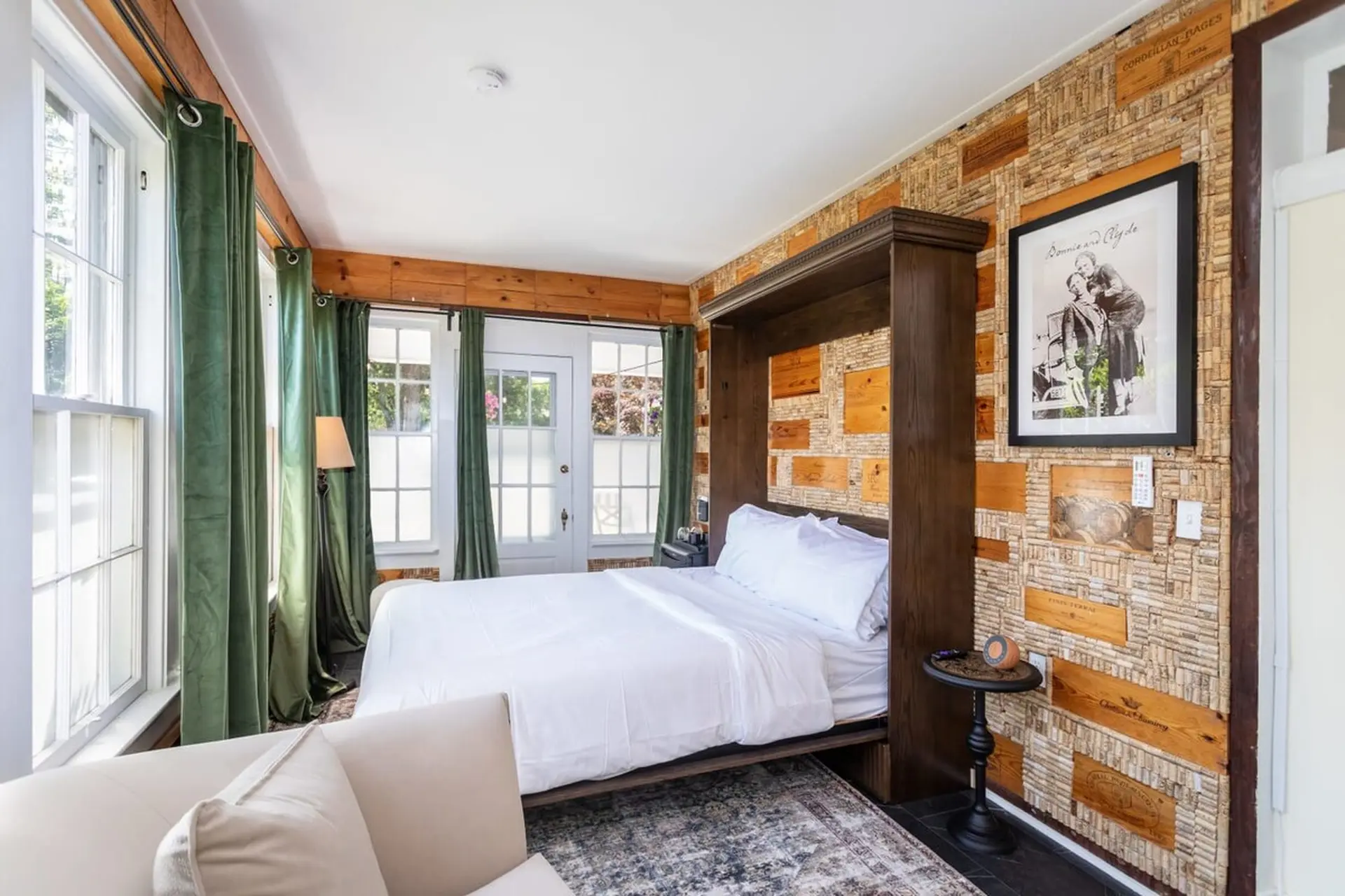 Sojourn at The Legacy Inn-The Bonnie & Clyde Suite