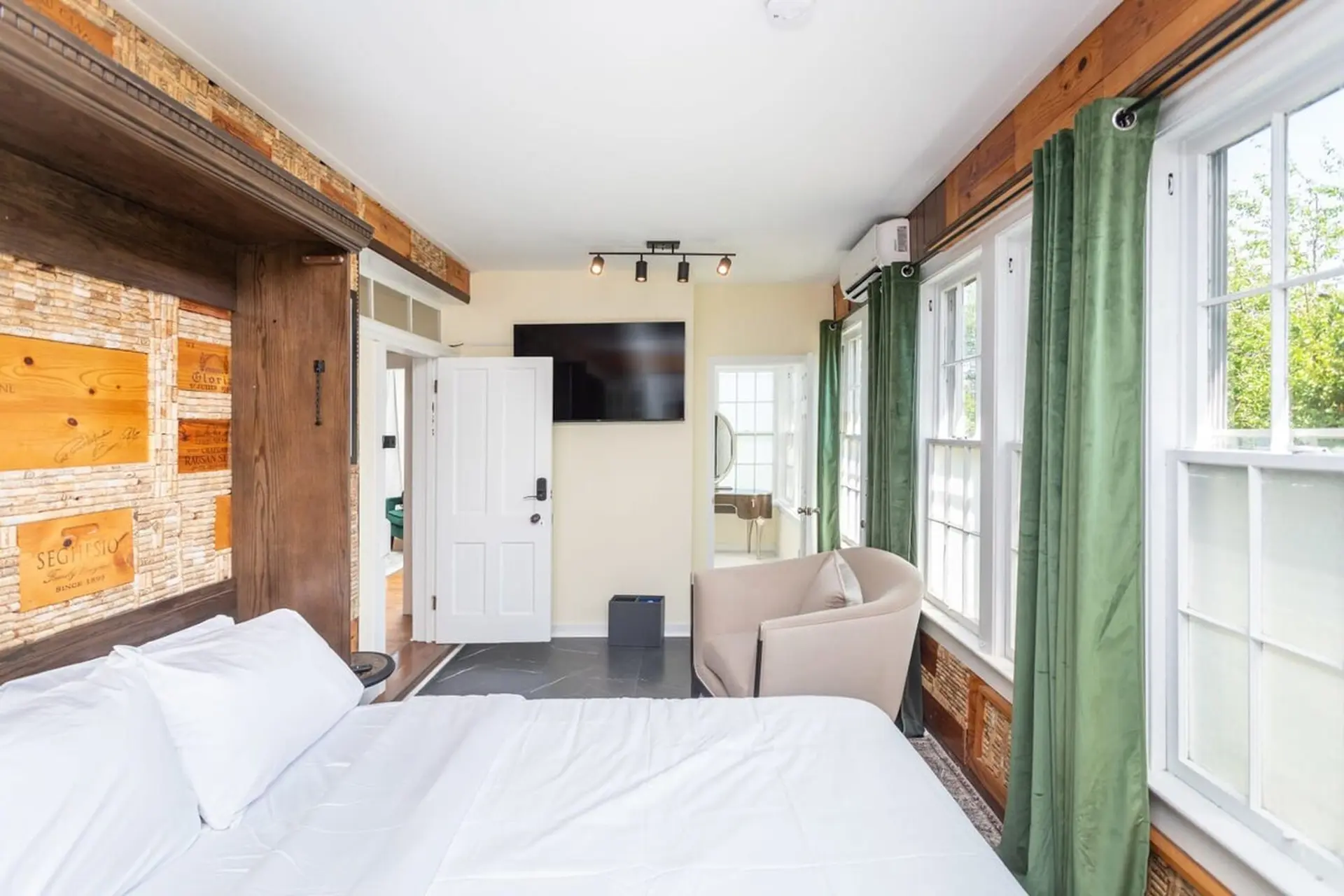 Sojourn at The Legacy Inn-The Bonnie & Clyde Suite