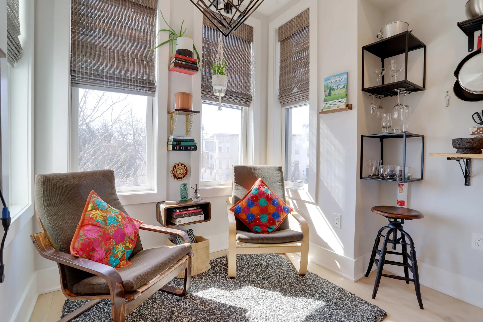 Sojourn Worldly 1 BR 2 BA, 2 Blocks to Shaw Metro