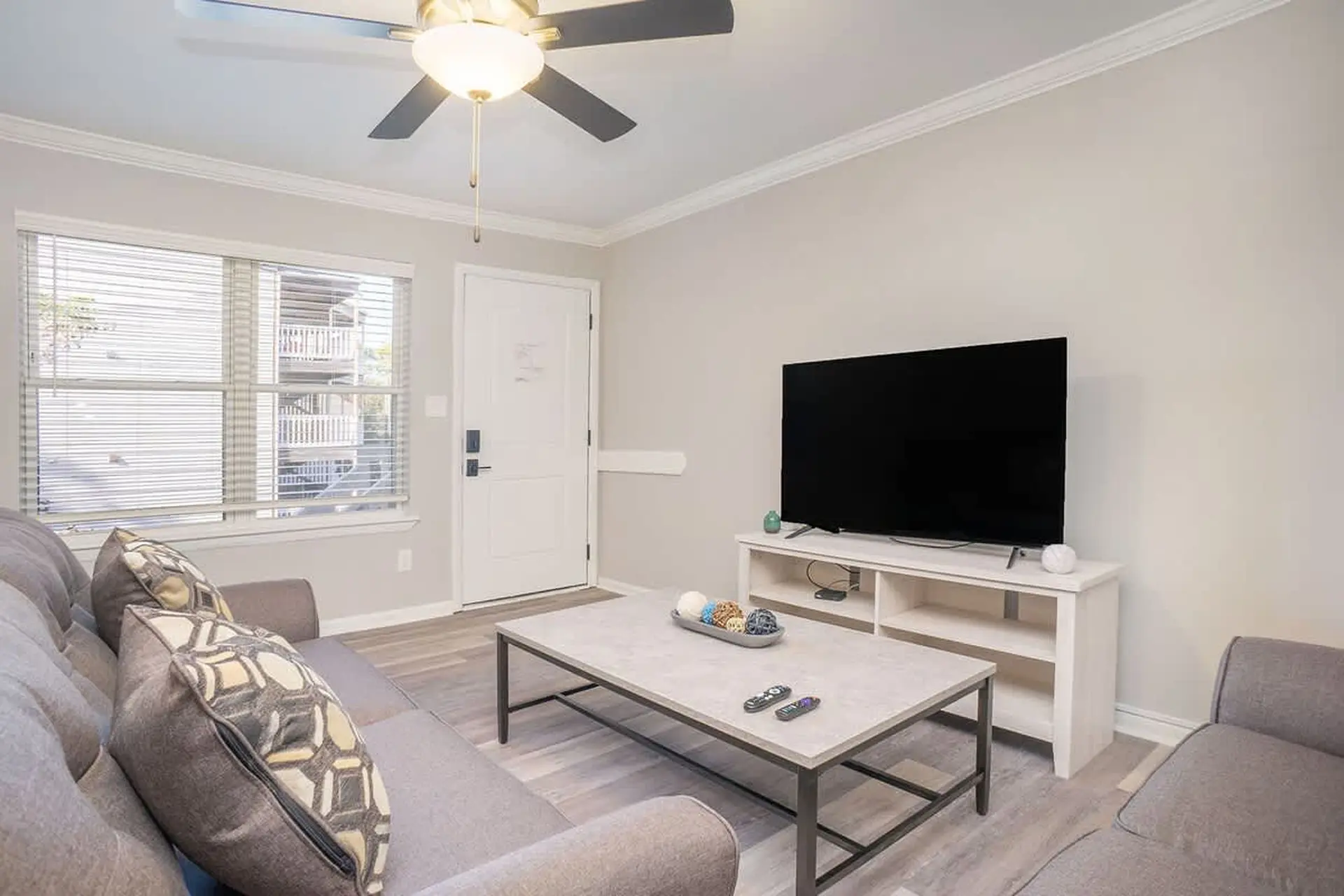 Hillside Cove - Plank Suite