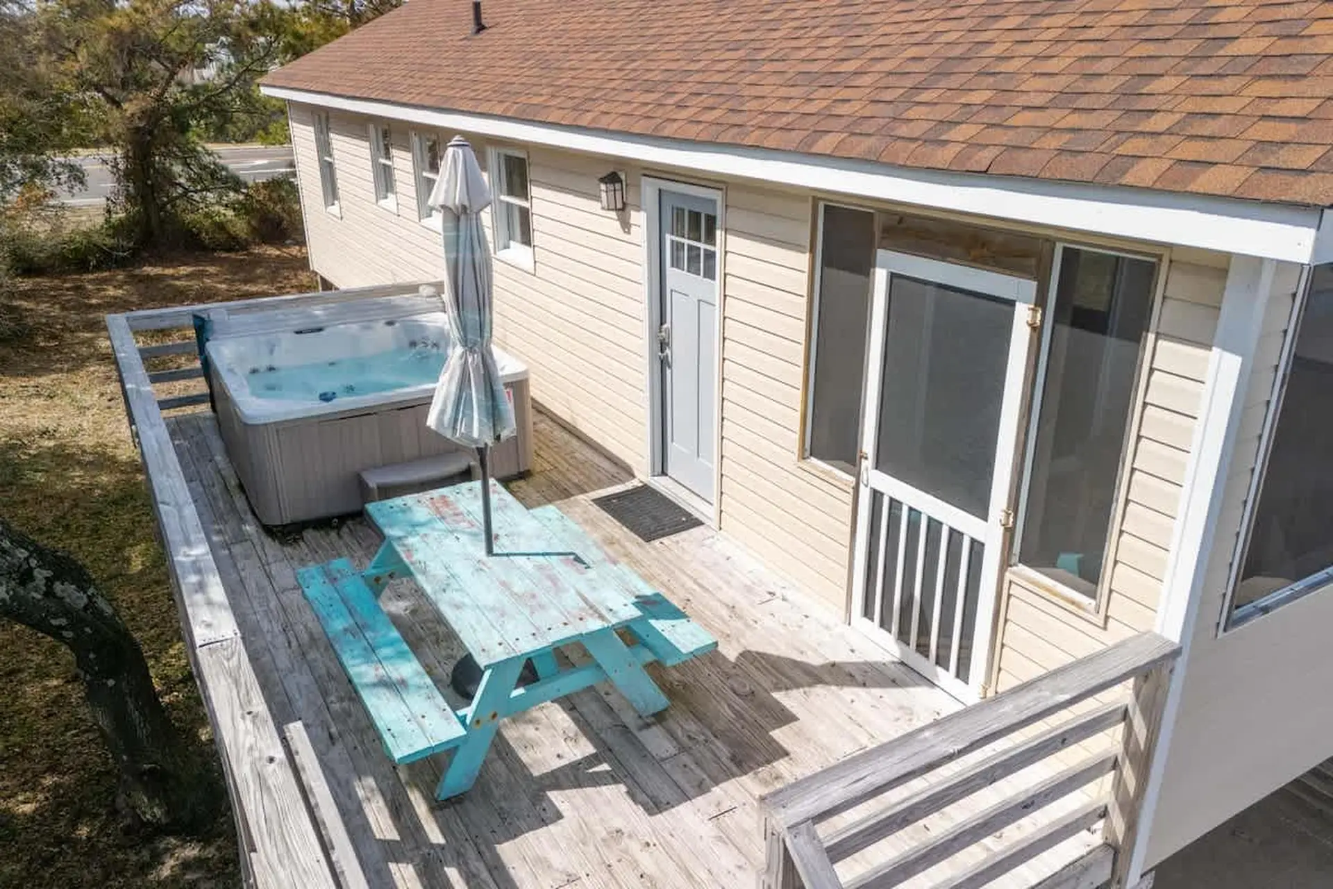 Hot Tub, Walk to Beach and Dog Friendly!