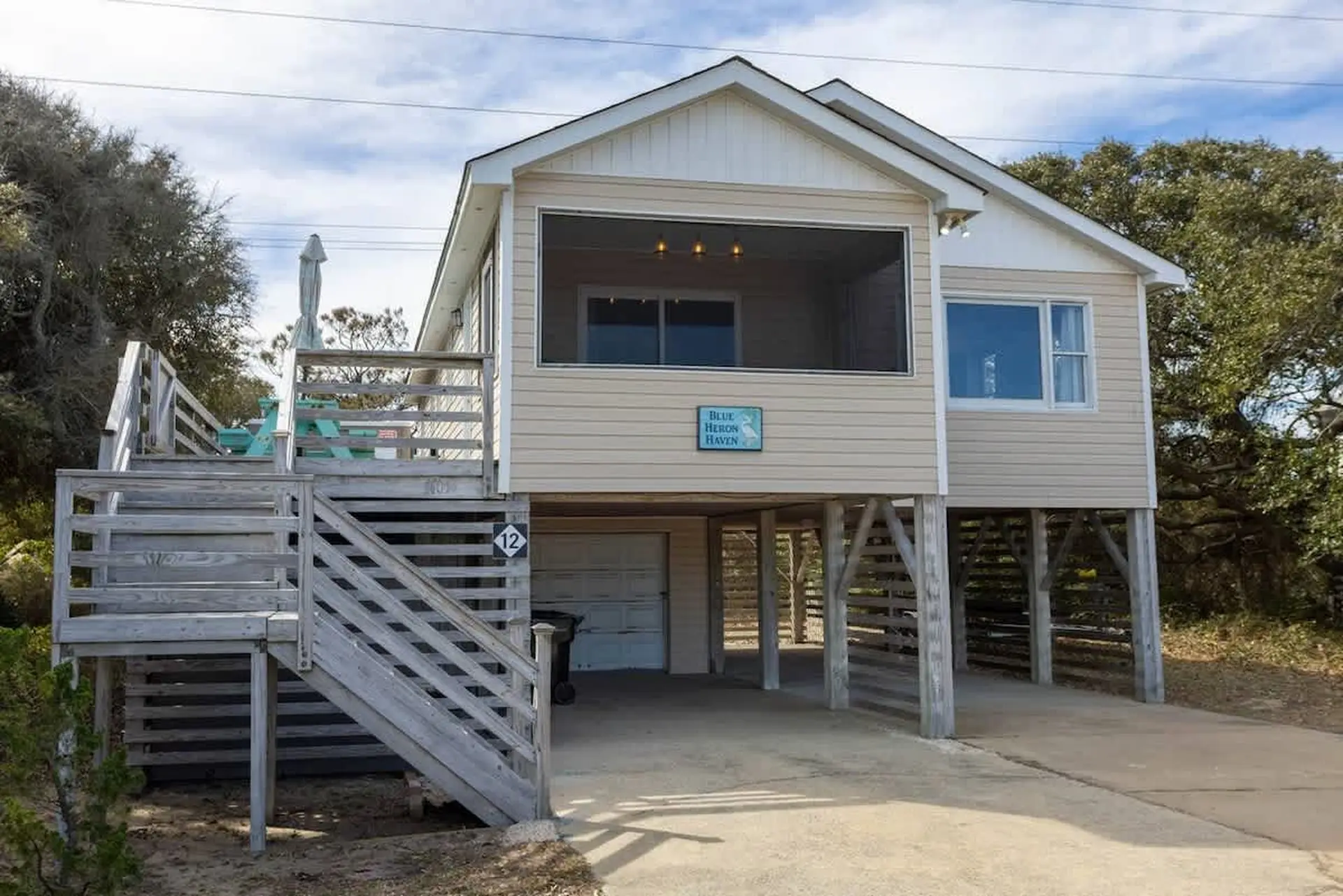 Hot Tub, Walk to Beach and Dog Friendly!