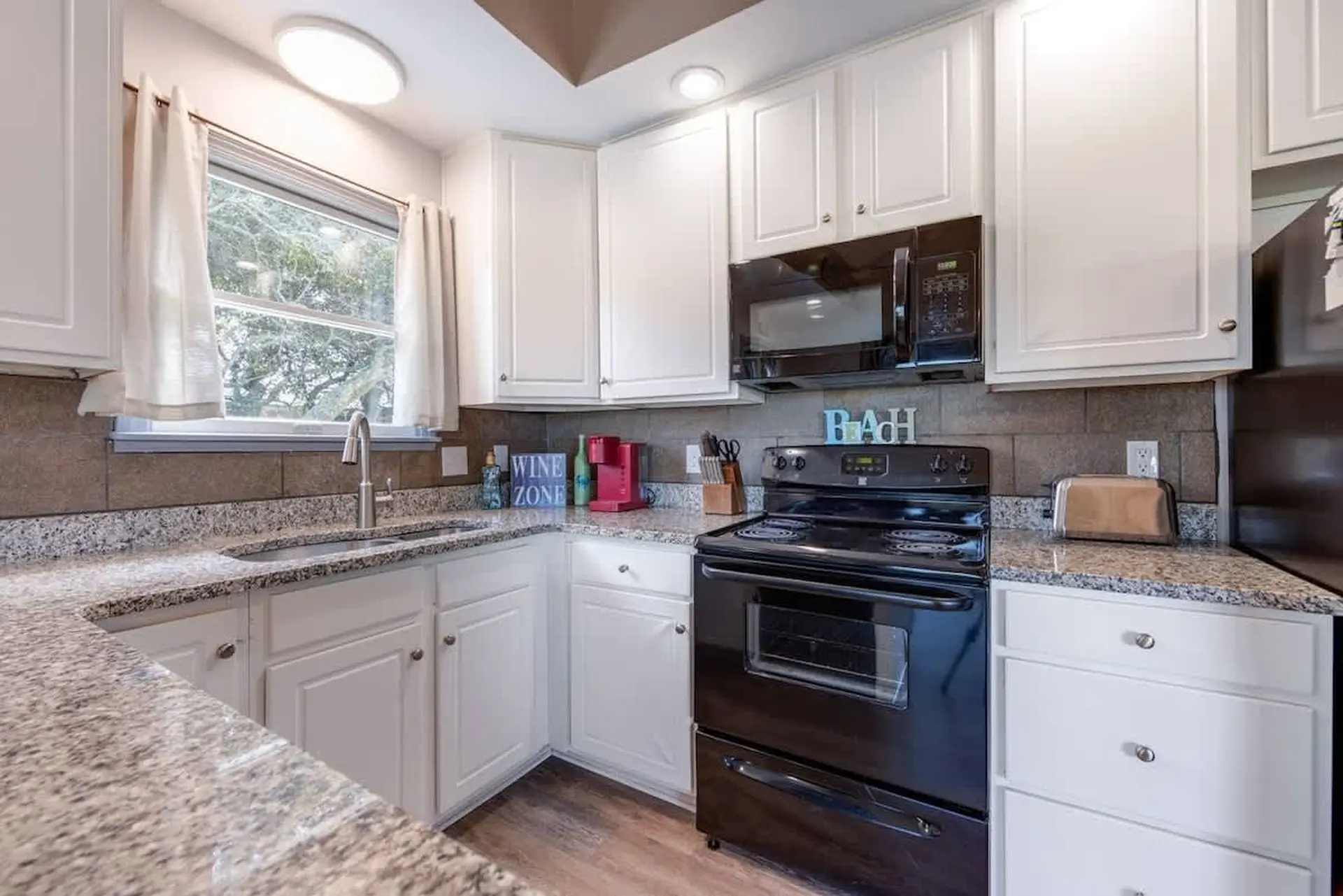 Hot Tub, Walk to Beach and Dog Friendly!