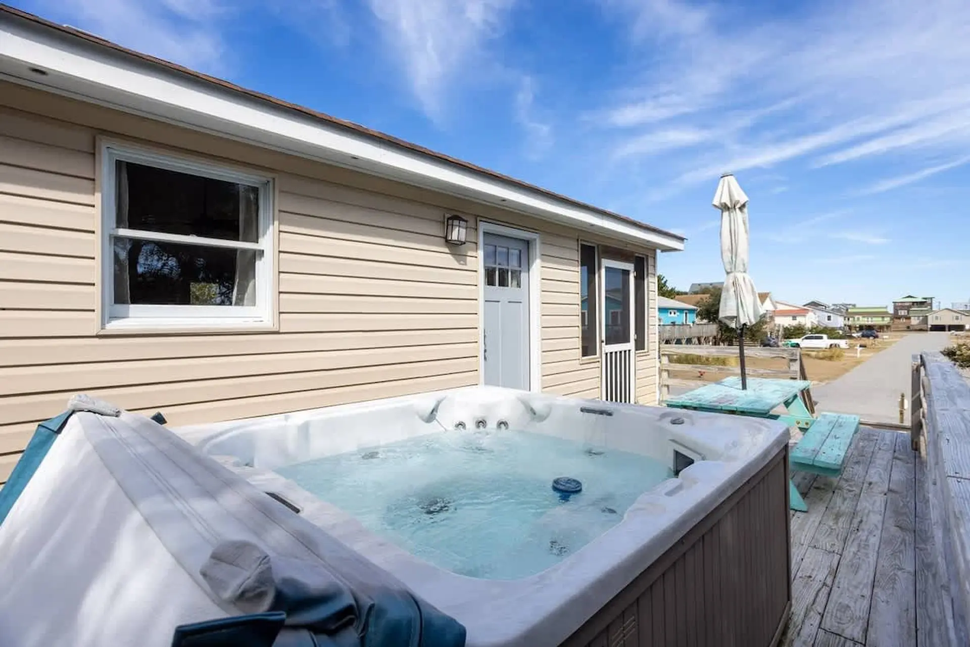 Hot Tub, Walk to Beach and Dog Friendly!