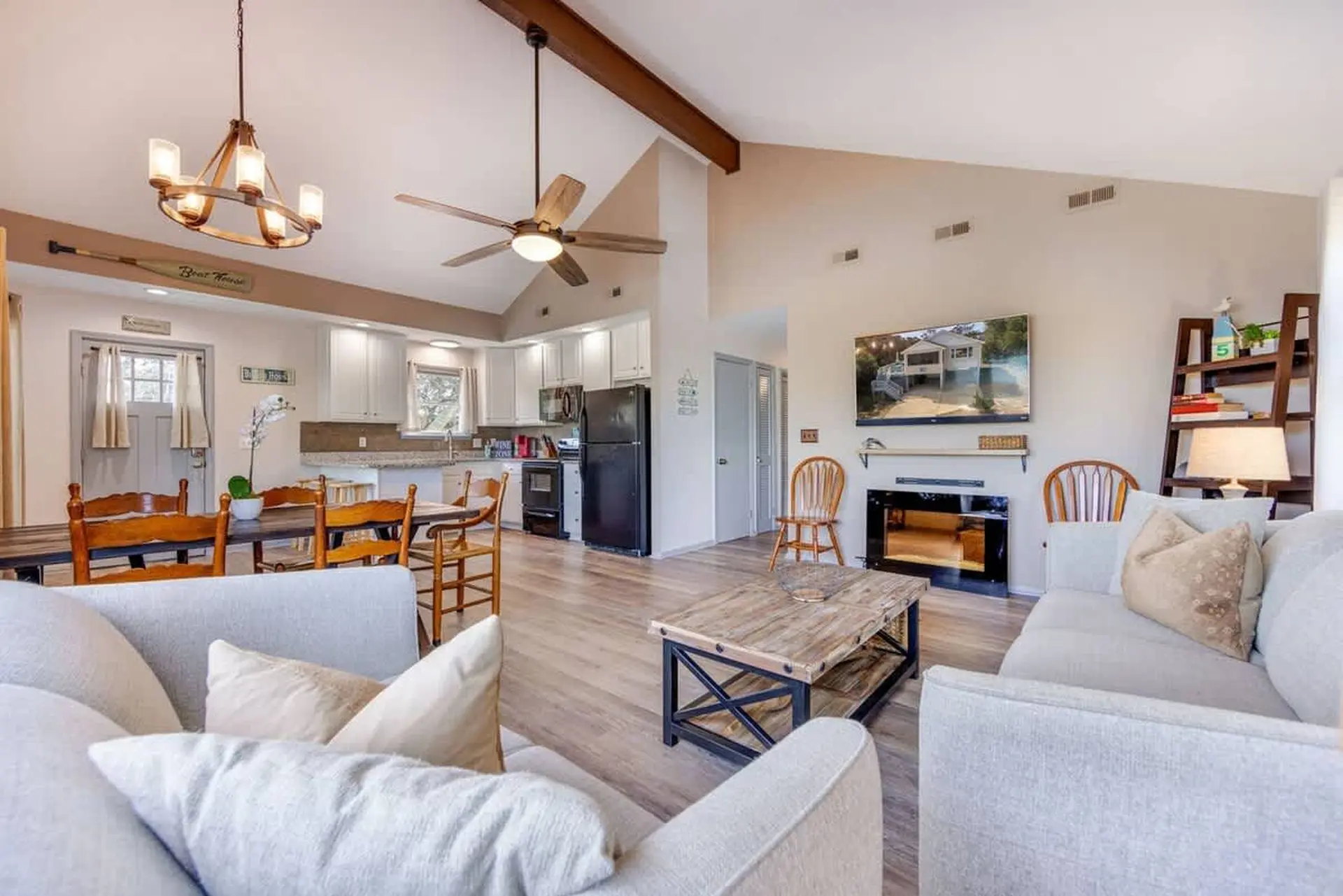 Hot Tub, Walk to Beach and Dog Friendly!