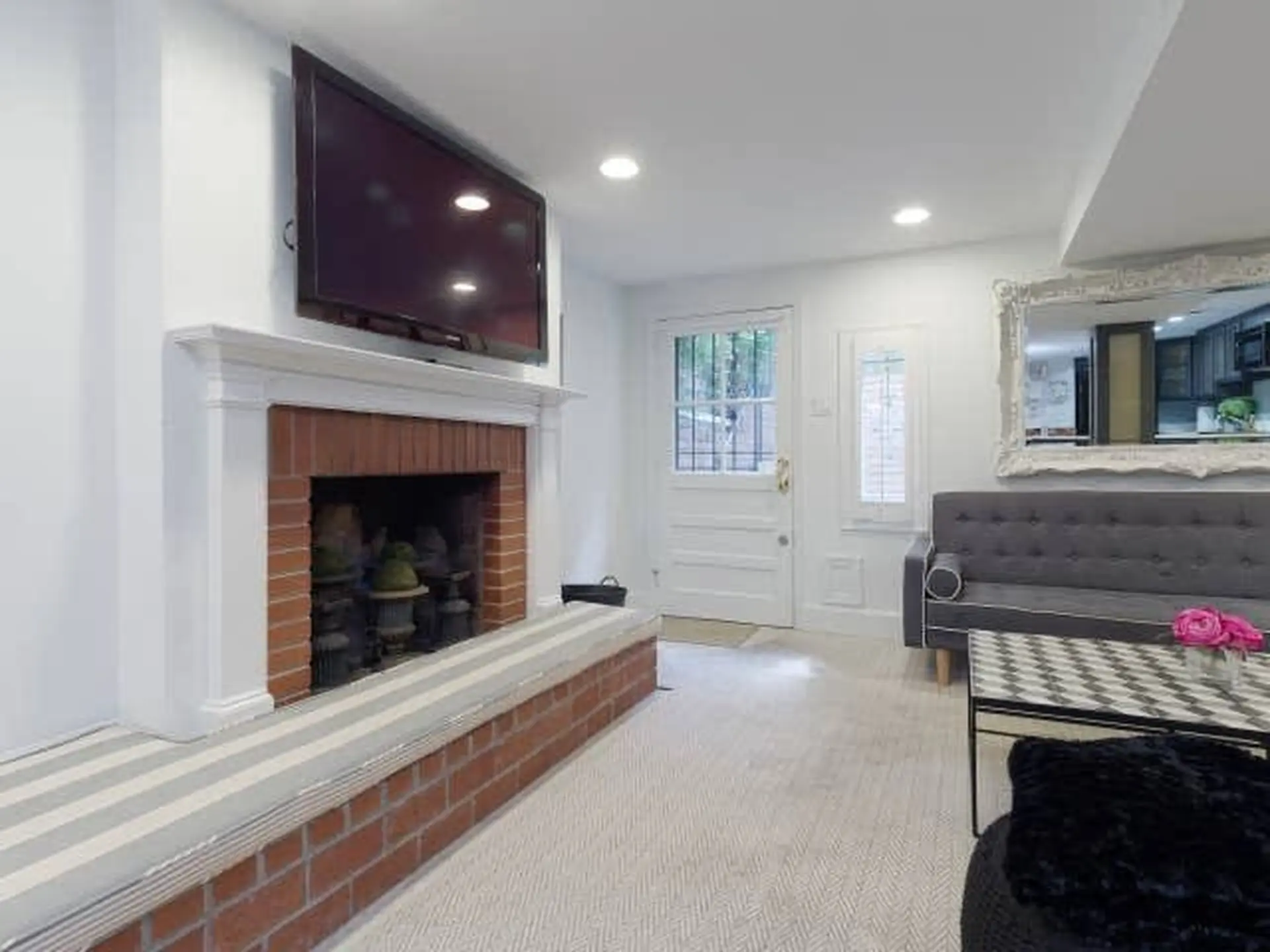 Spectacular 1 BDR/1 BA Apt. Walk to Capitol!