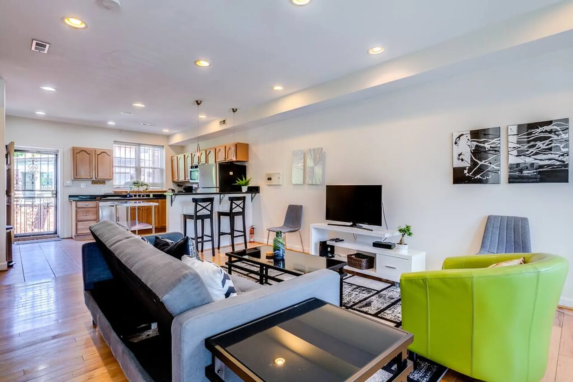 MODERN ☆ Well-Located Shaw Town Home ☆ 2BR Condo