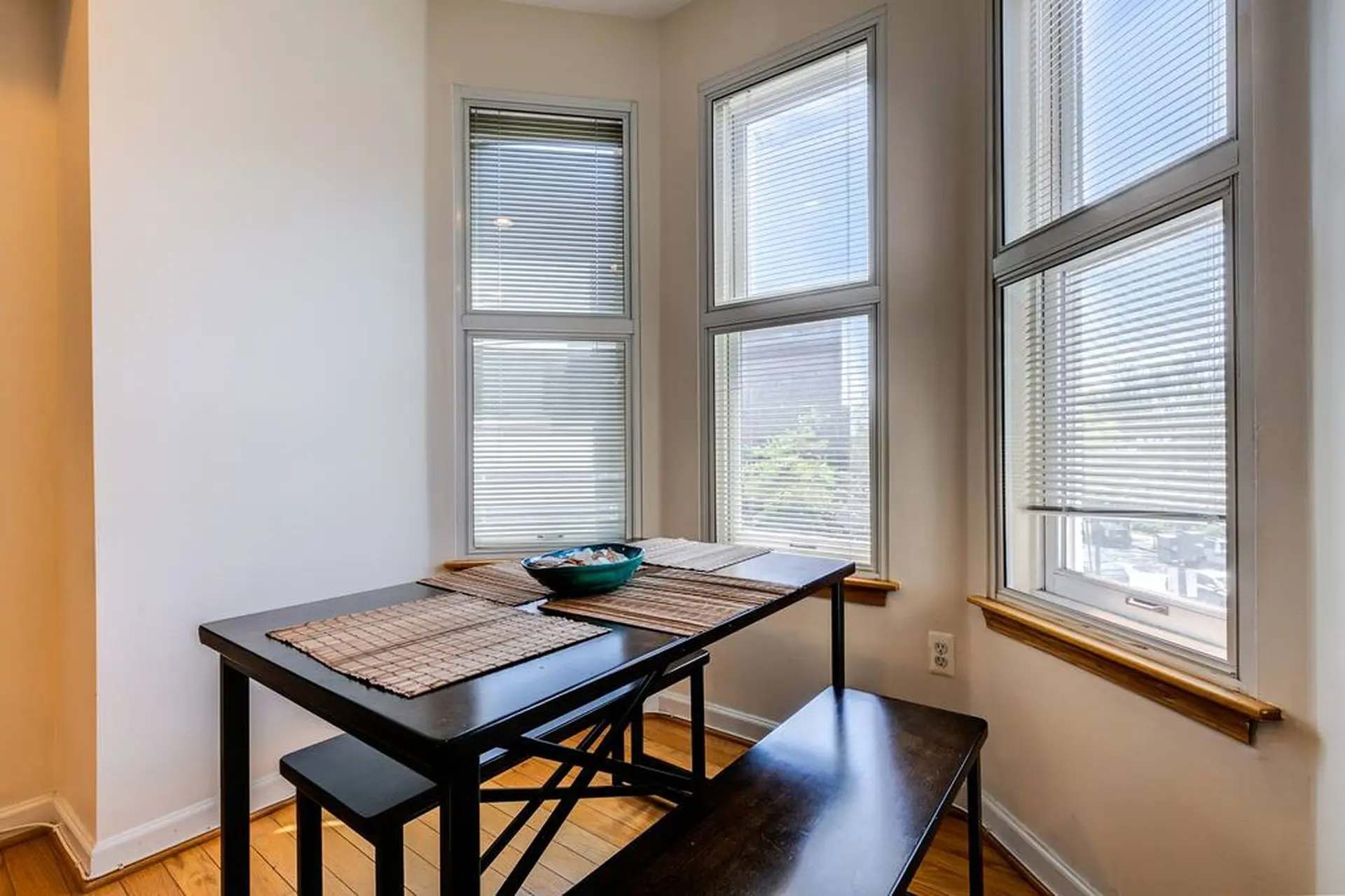 MODERN ☆ Well-Located Shaw Town Home ☆ 2BR Condo