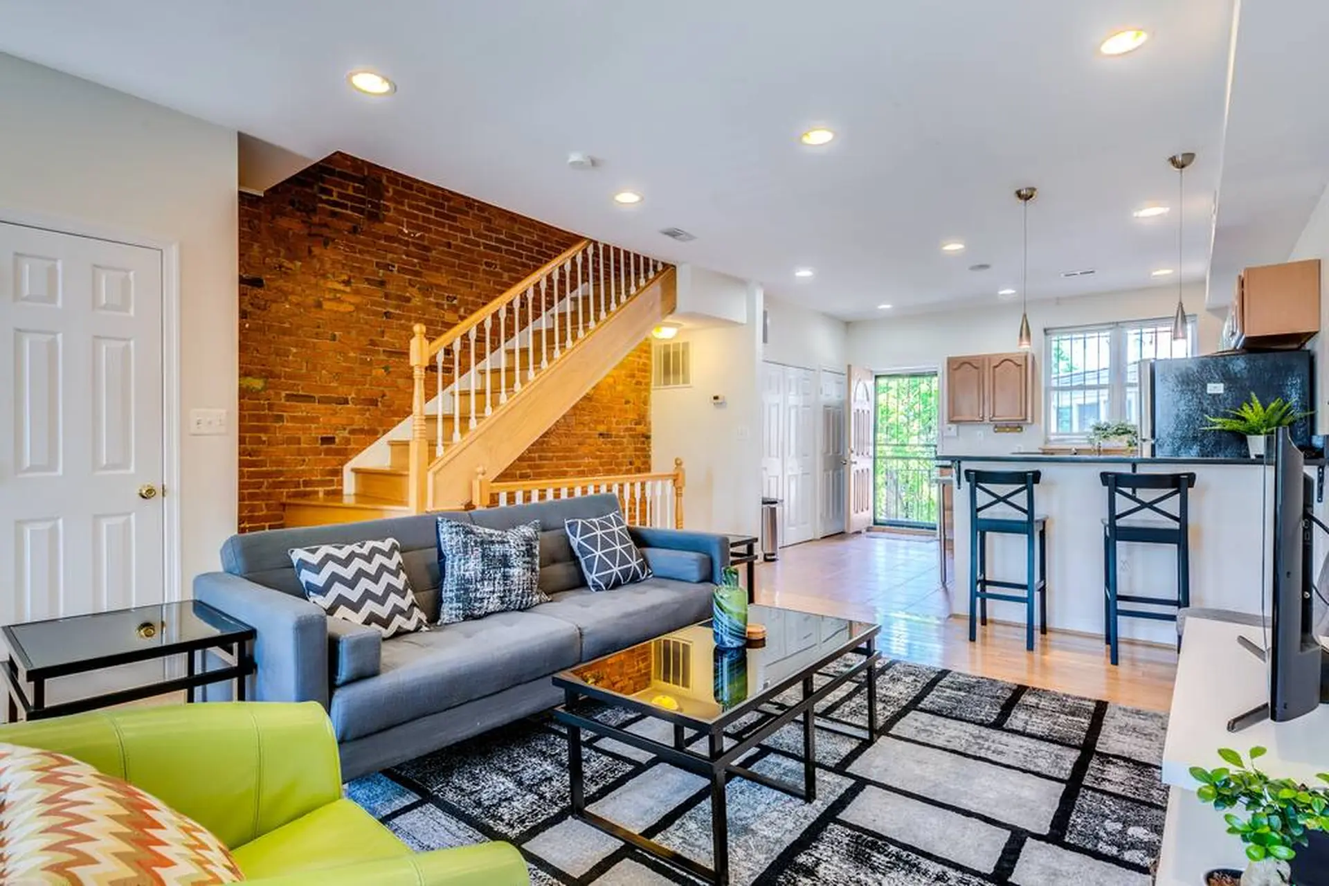 MODERN ☆ Well-Located Shaw Town Home ☆ 2BR Condo