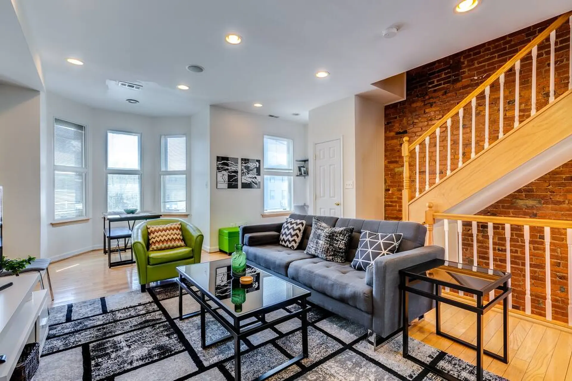 MODERN ☆ Well-Located Shaw Town Home ☆ 2BR Condo