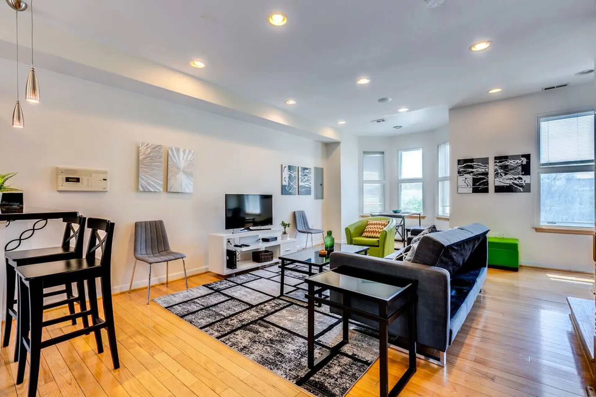 MODERN ☆ Well-Located Shaw Town Home ☆ 2BR Condo