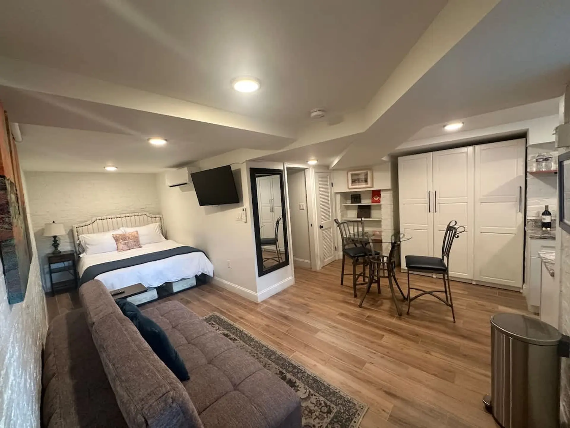 Charming Lower Level Studio--Historic Capitol Hill