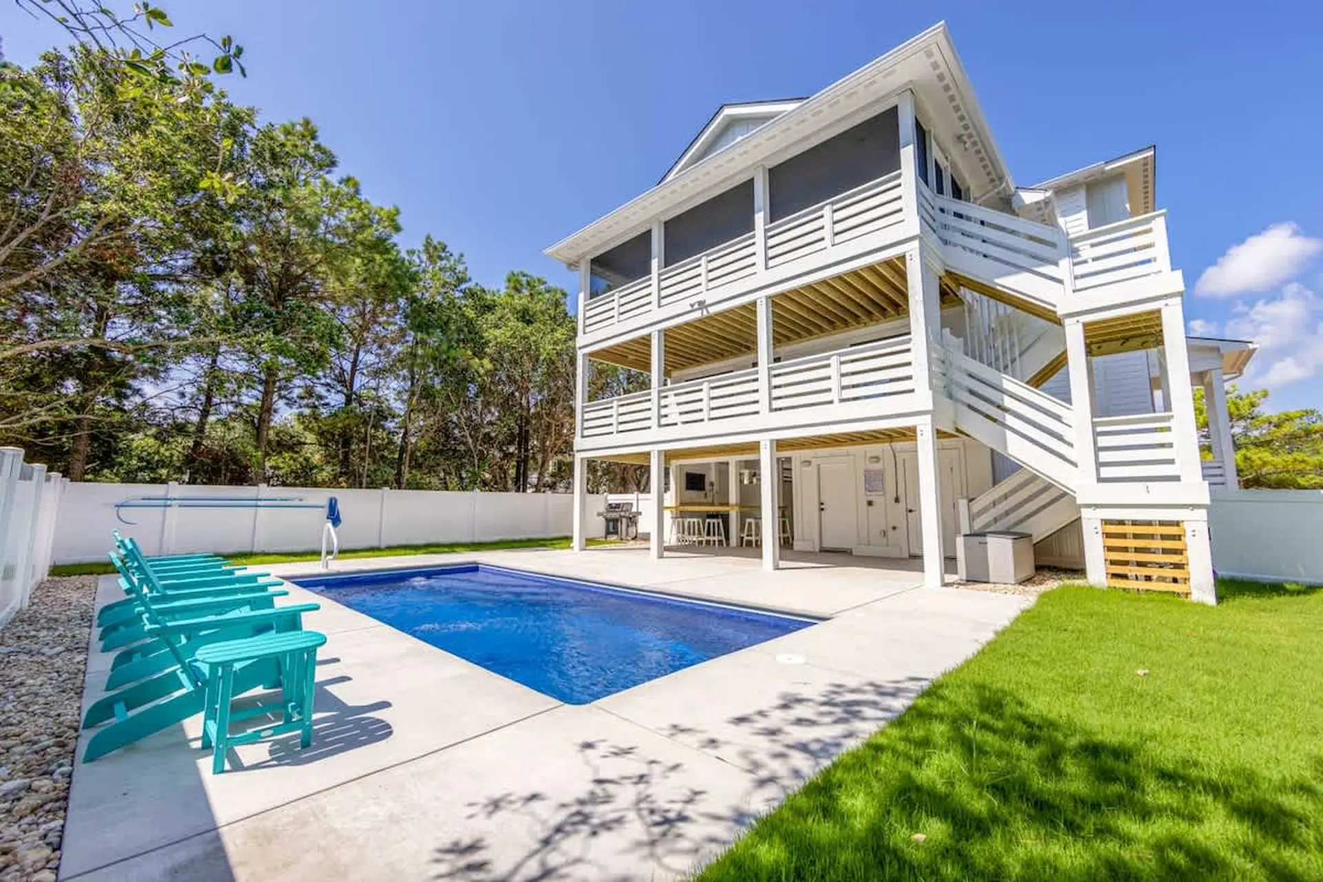 Saltwater Pool, Outdoor Bar, & 5 Min Walk to Beach