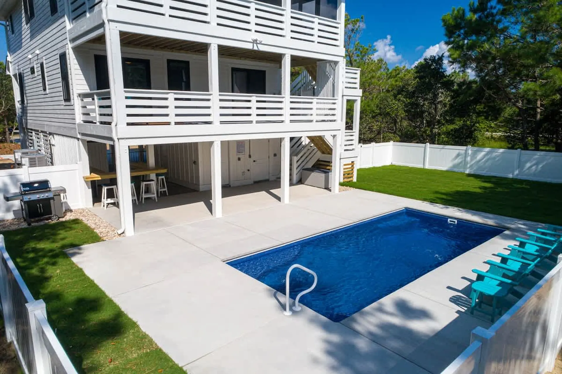 Saltwater Pool, Outdoor Bar, & 5 Min Walk to Beach
