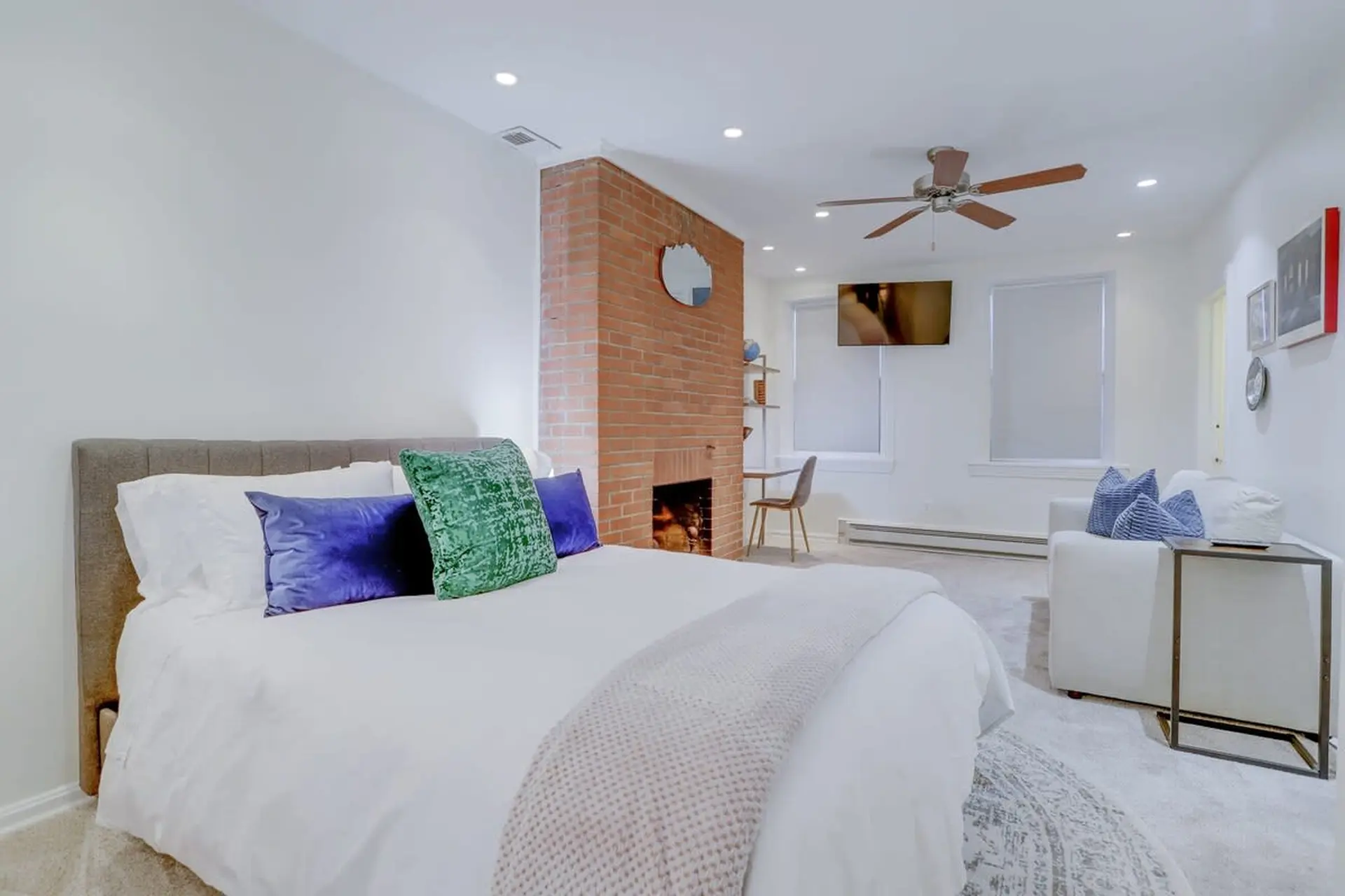 Sojourn's Cap. Hill studio w/ pull out couch