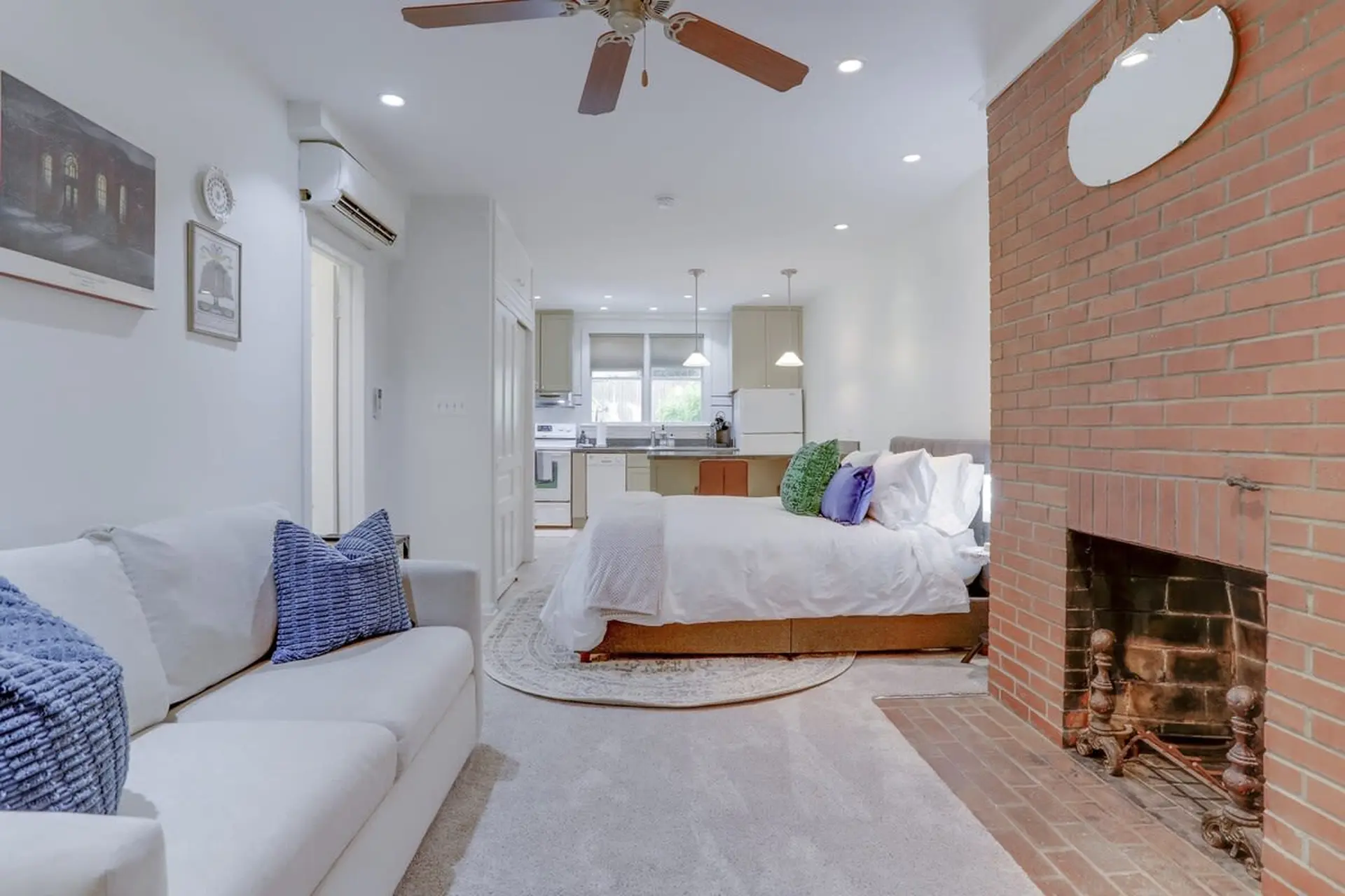 Sojourn's Cap. Hill studio w/ pull out couch