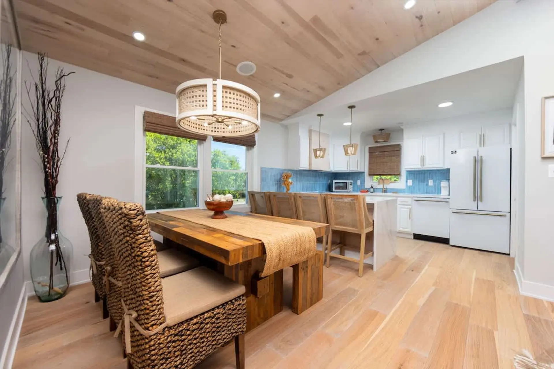 Beachy Luxury, Hot Tub, Fire Pit & 5Min to Beach