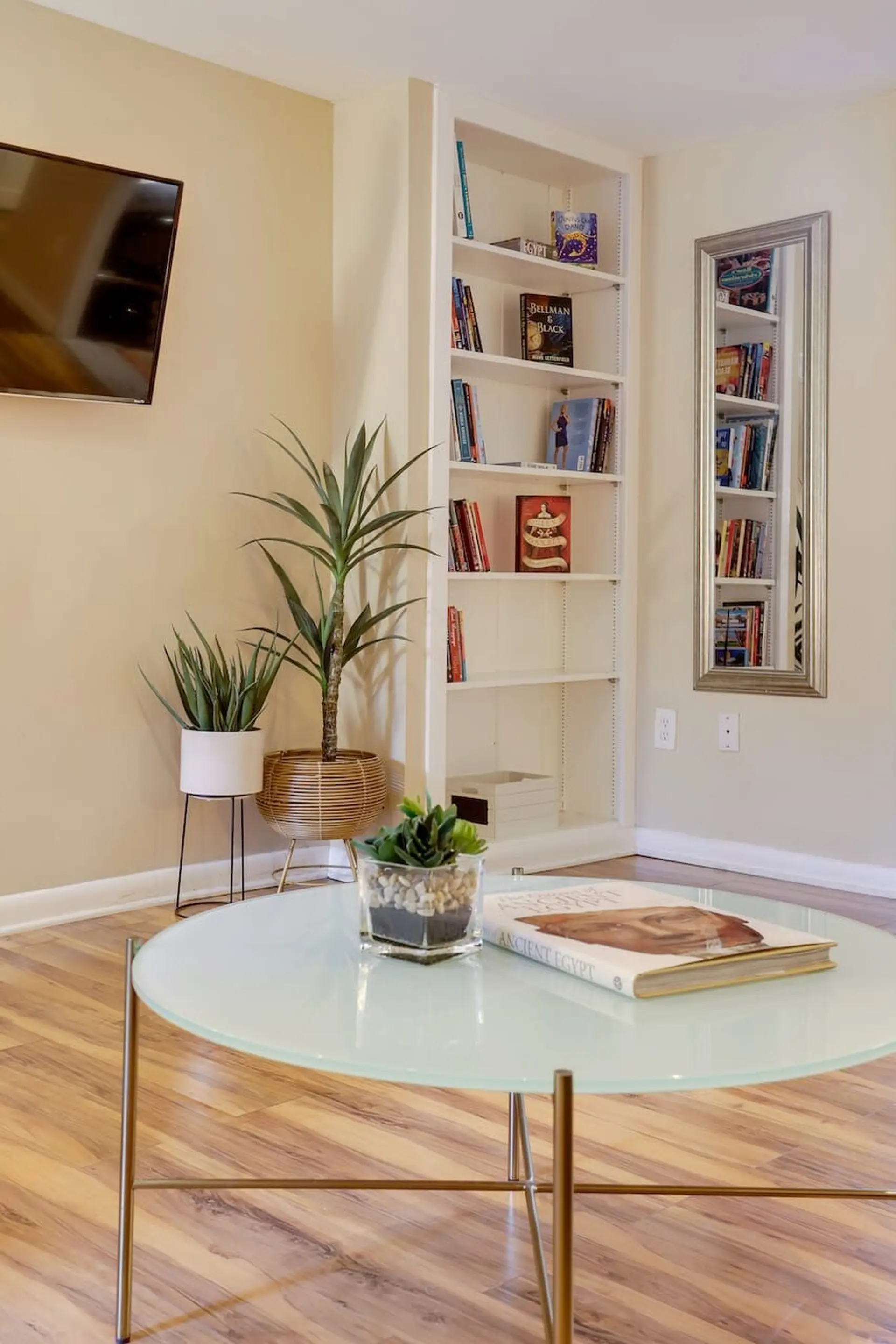 Fantastic 2 BR Parking,  Pets Welcome, with Privat
