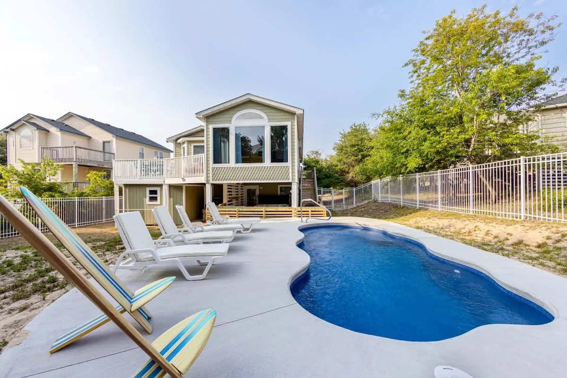 Walk to Beach or Sound, Pool & Hot Tub!