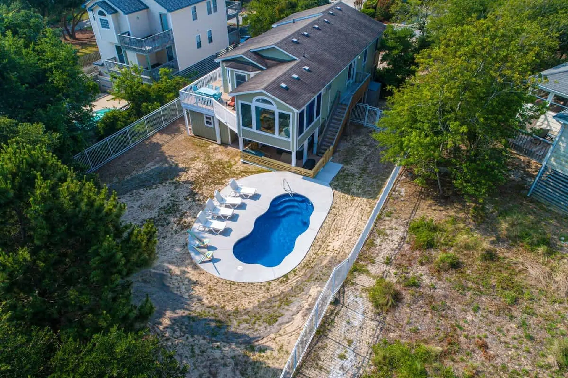 Walk to Beach or Sound, Pool & Hot Tub!