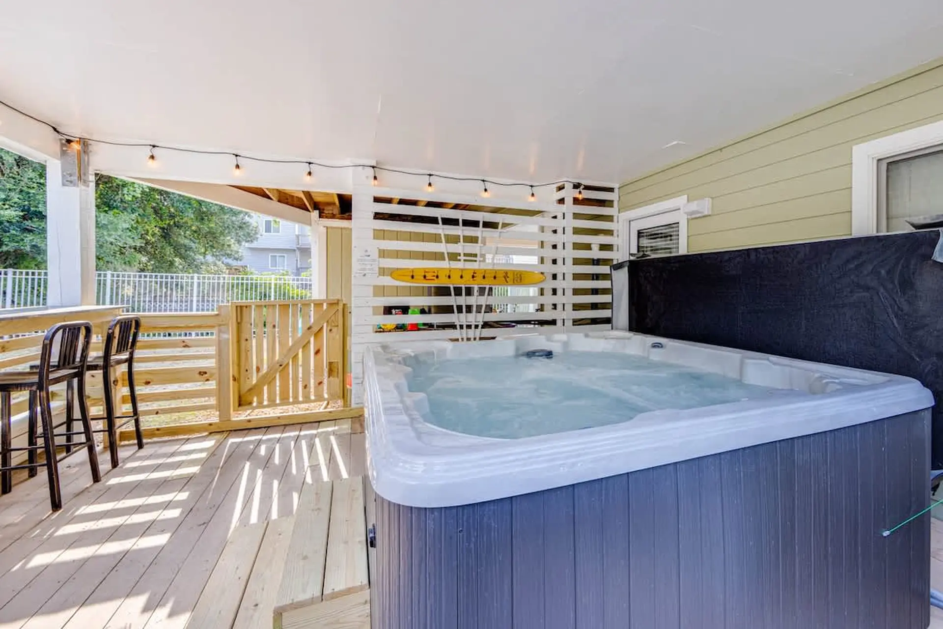 Walk to Beach or Sound, Pool & Hot Tub!