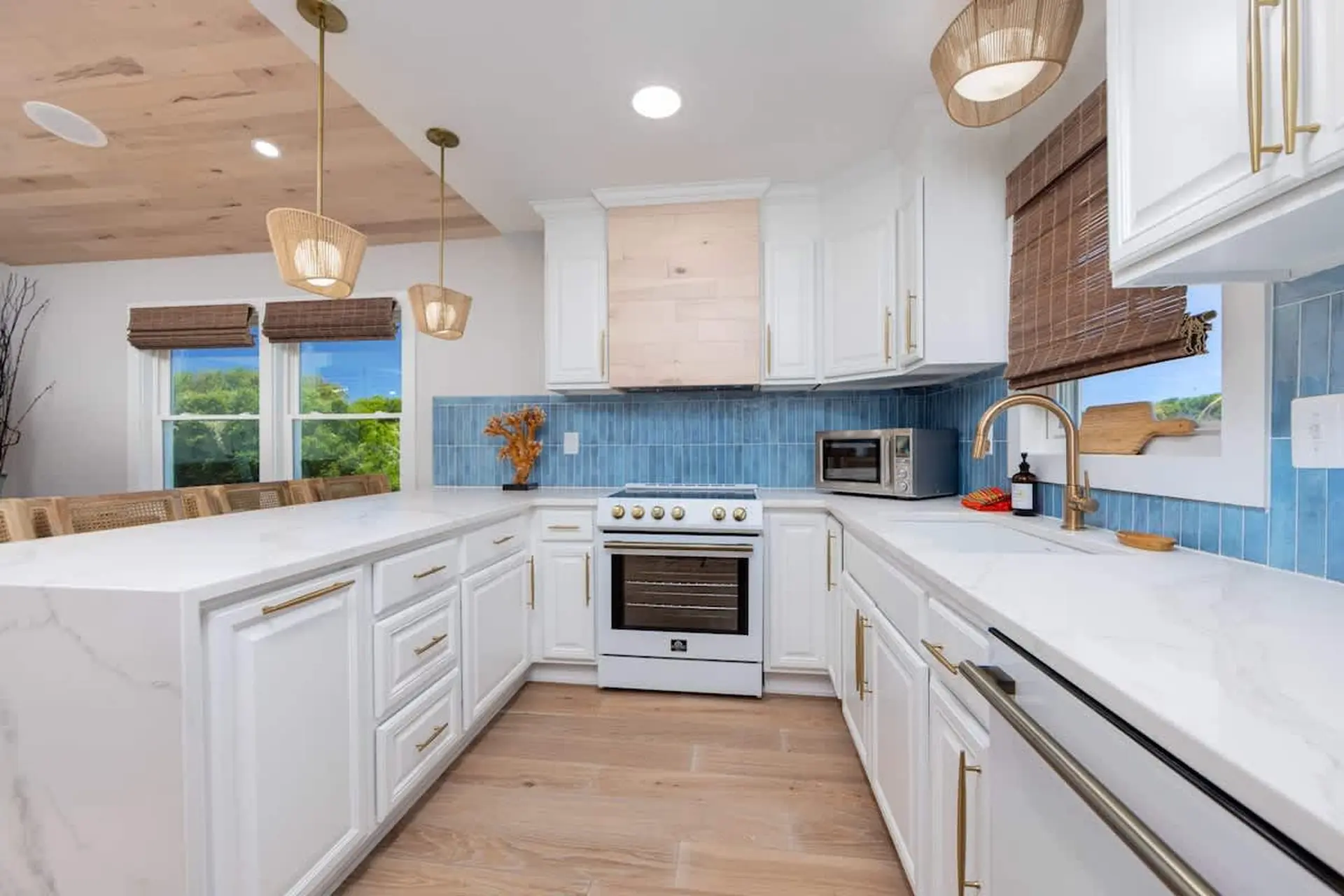 Coastal Luxury, Hot Tub, Fire Pit & 5Min to Beach